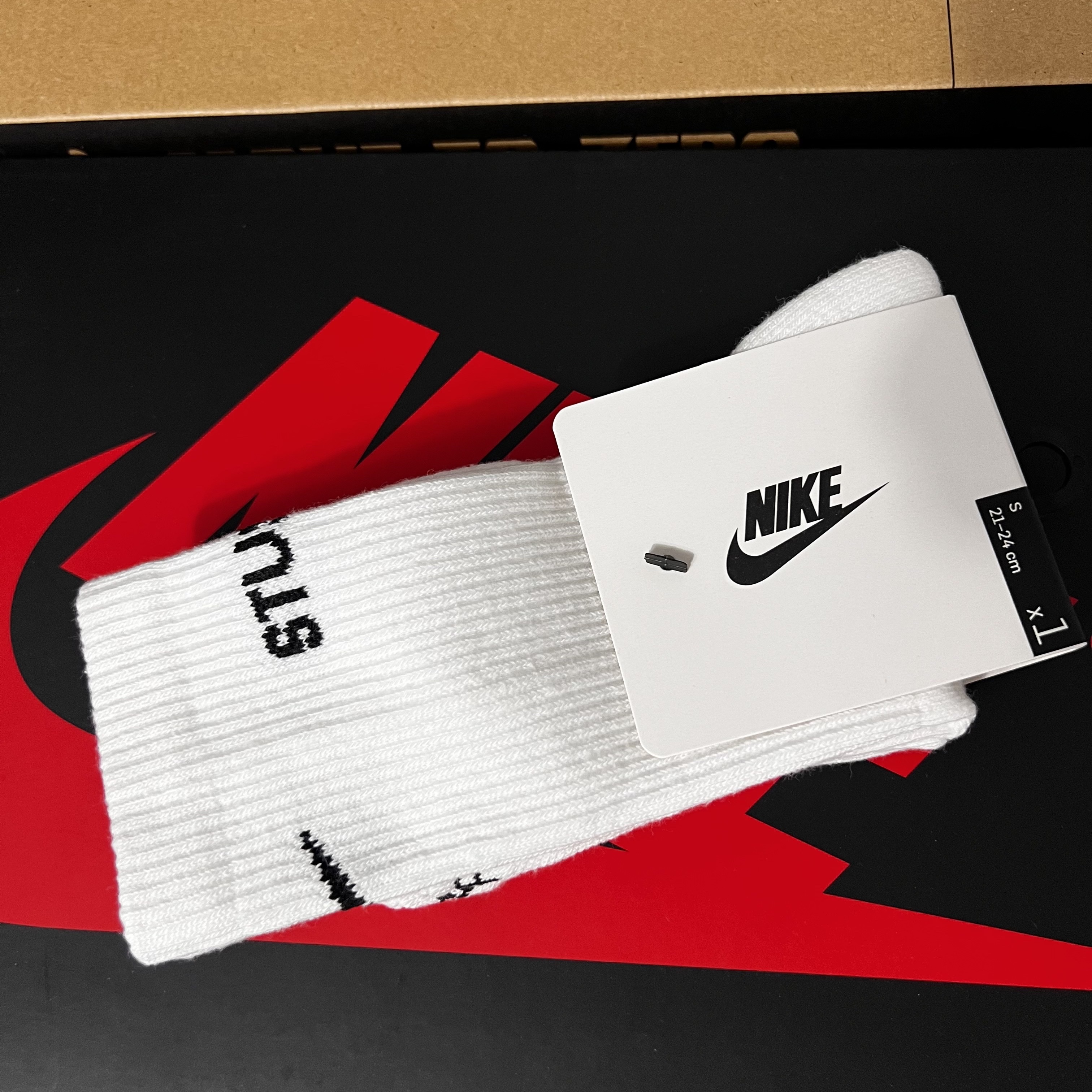 Nike x Stussy NRG Crew Socks White Black 착용 스타일 - 3