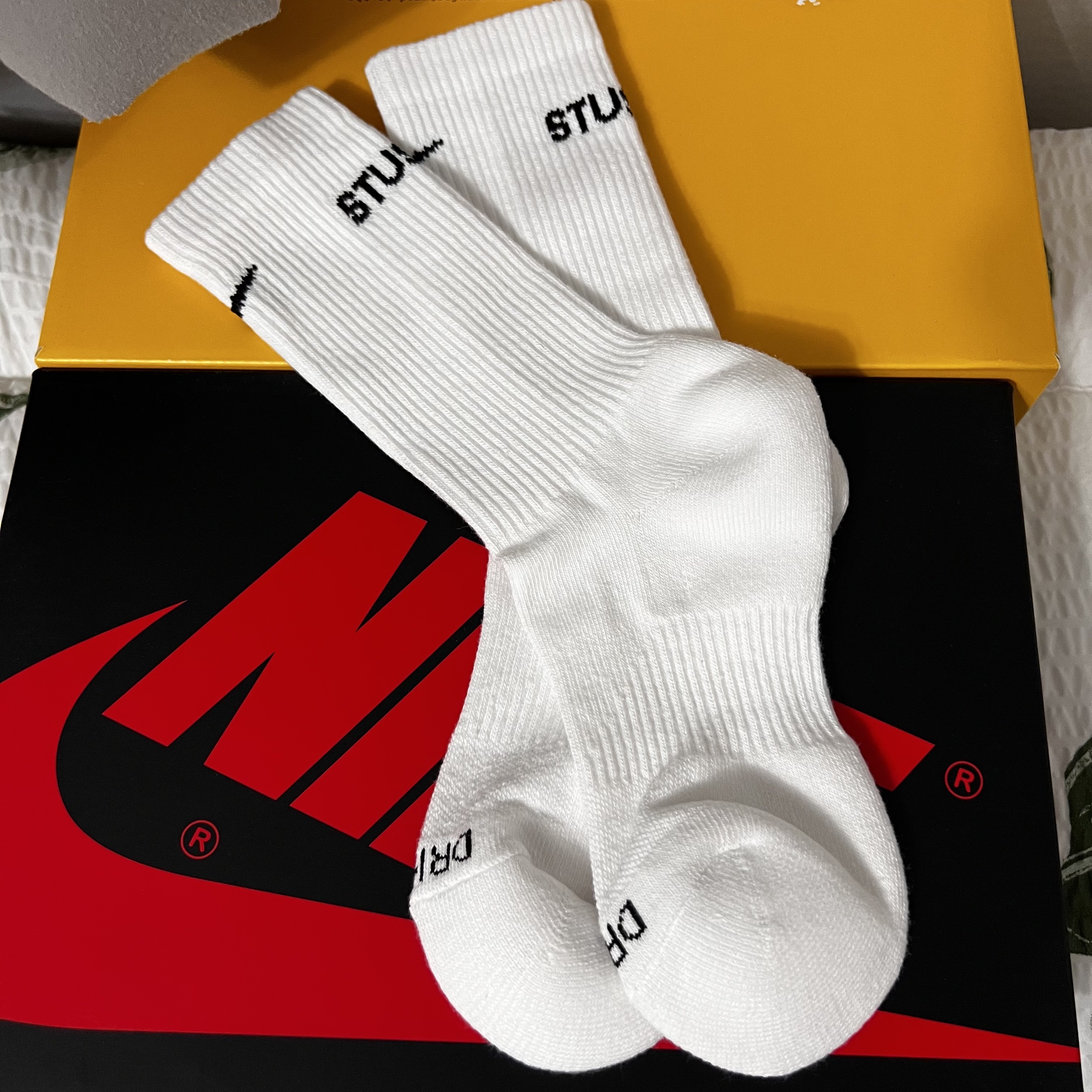 Nike x Stussy NRG Crew Socks White Black 착용 스타일 - 1