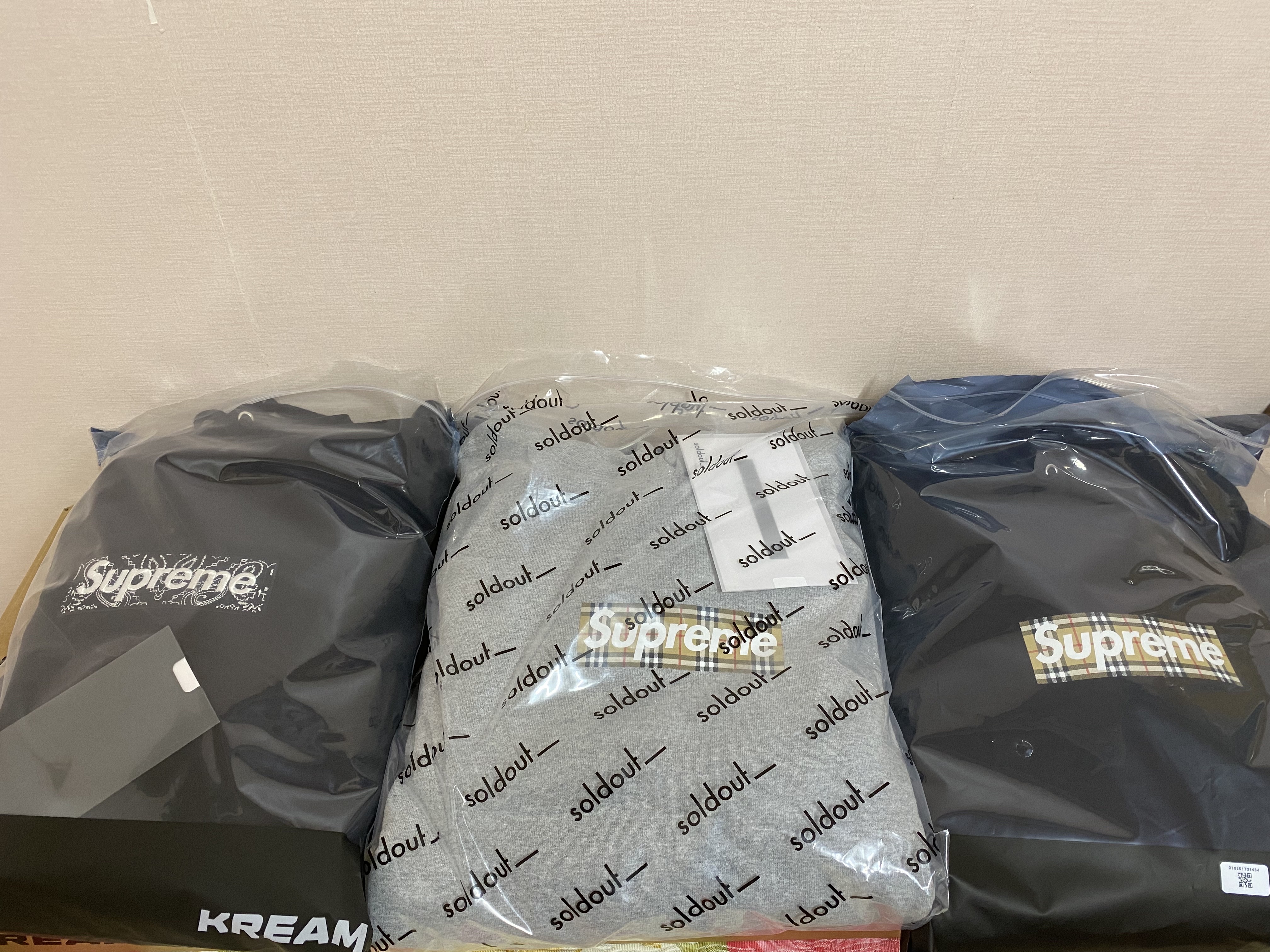 Supreme x Burberry Box Logo Hooded Sweatshirt Black - 22SS, Supreme x Burberry Box Logo Hooded Sweatshirt Heather Grey - 22SS 착용 스타일