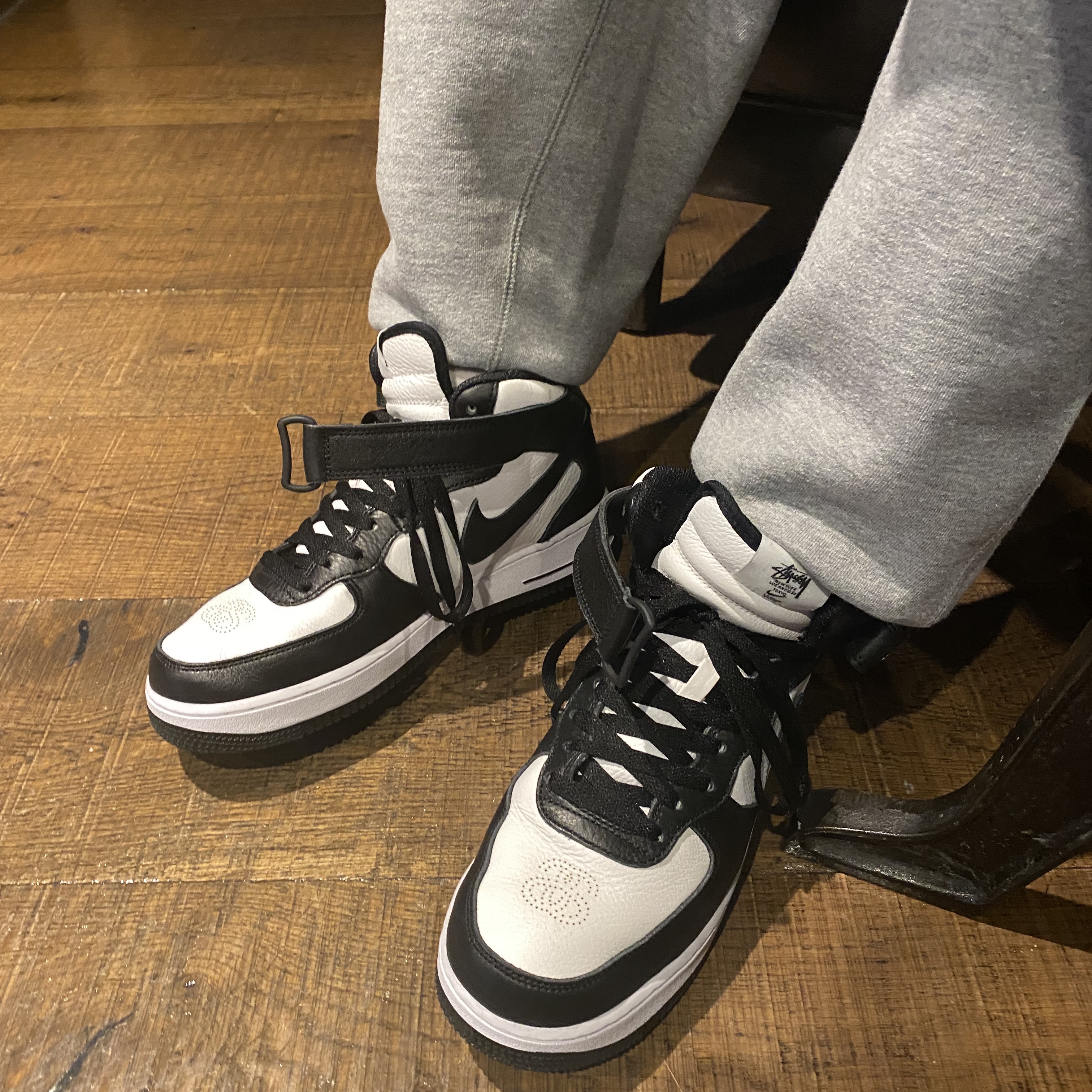 Stussy Squared T-Shirt White, Nike x Stussy Air Force 1 '07 Mid SP Black and Light Bone 착용 스타일 - 2