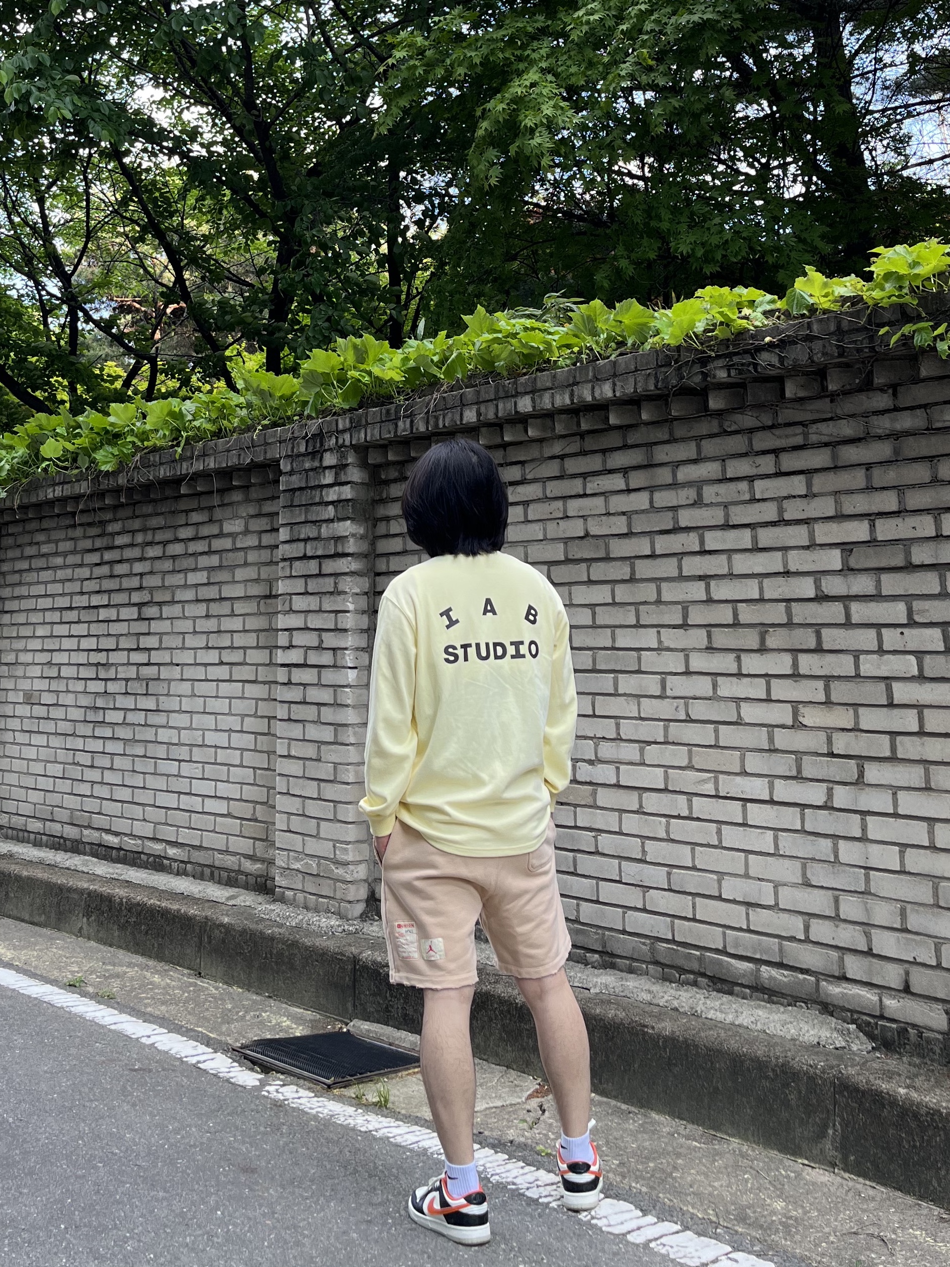 IAB Studio Long Sleeve Lemon, Jordan x Union Fleece Shorts White Onyx - Asia 착용 스타일