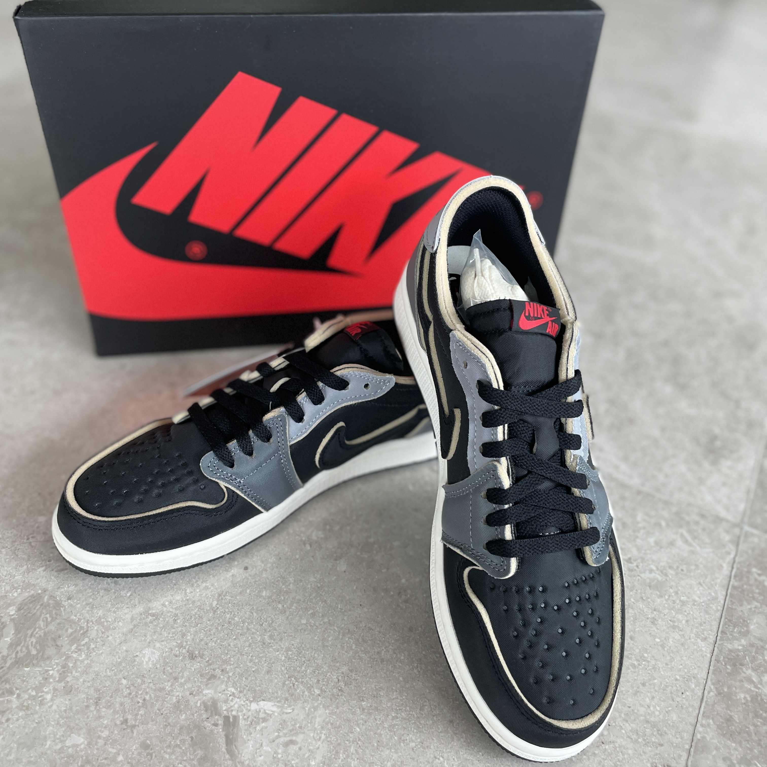 Jordan 1 Retro High OG Taxi, Jordan 1 Retro Low OG EX Black and Smoke Grey 착용 스타일 - 5