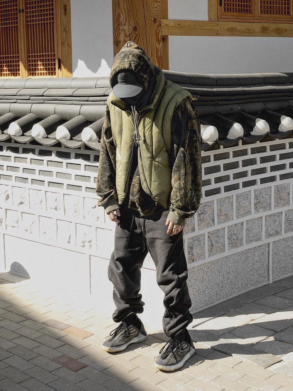 Adidas Yeezy QNTM Barium 착용 스타일