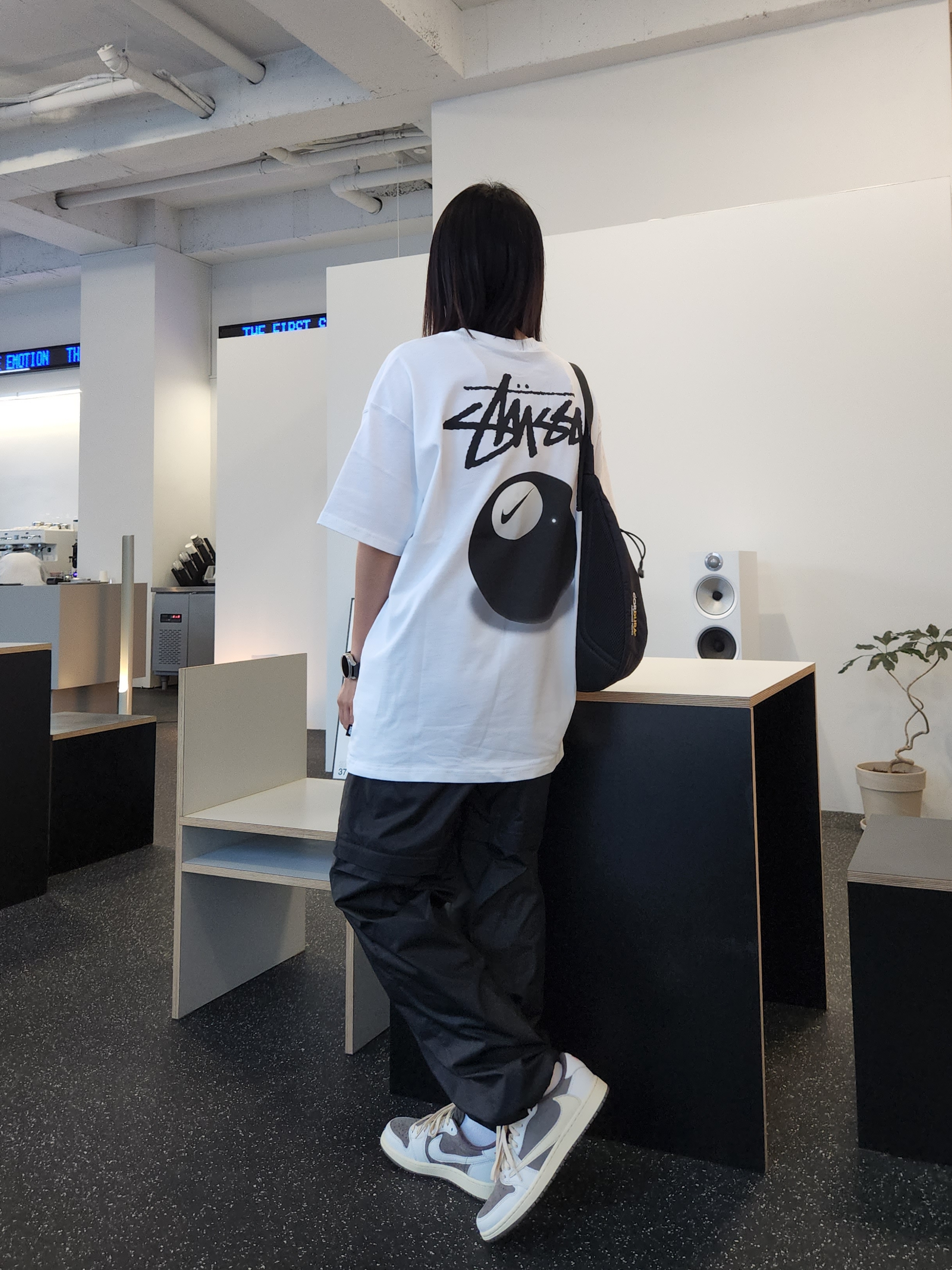 Nike x Stussy NRG FL Storm-Fit Pants Black (DO7170-010), Nike x Stussy NRG FL SS 8 Ball T-Shirt White (DO9322-100) 착용 스타일 - 3