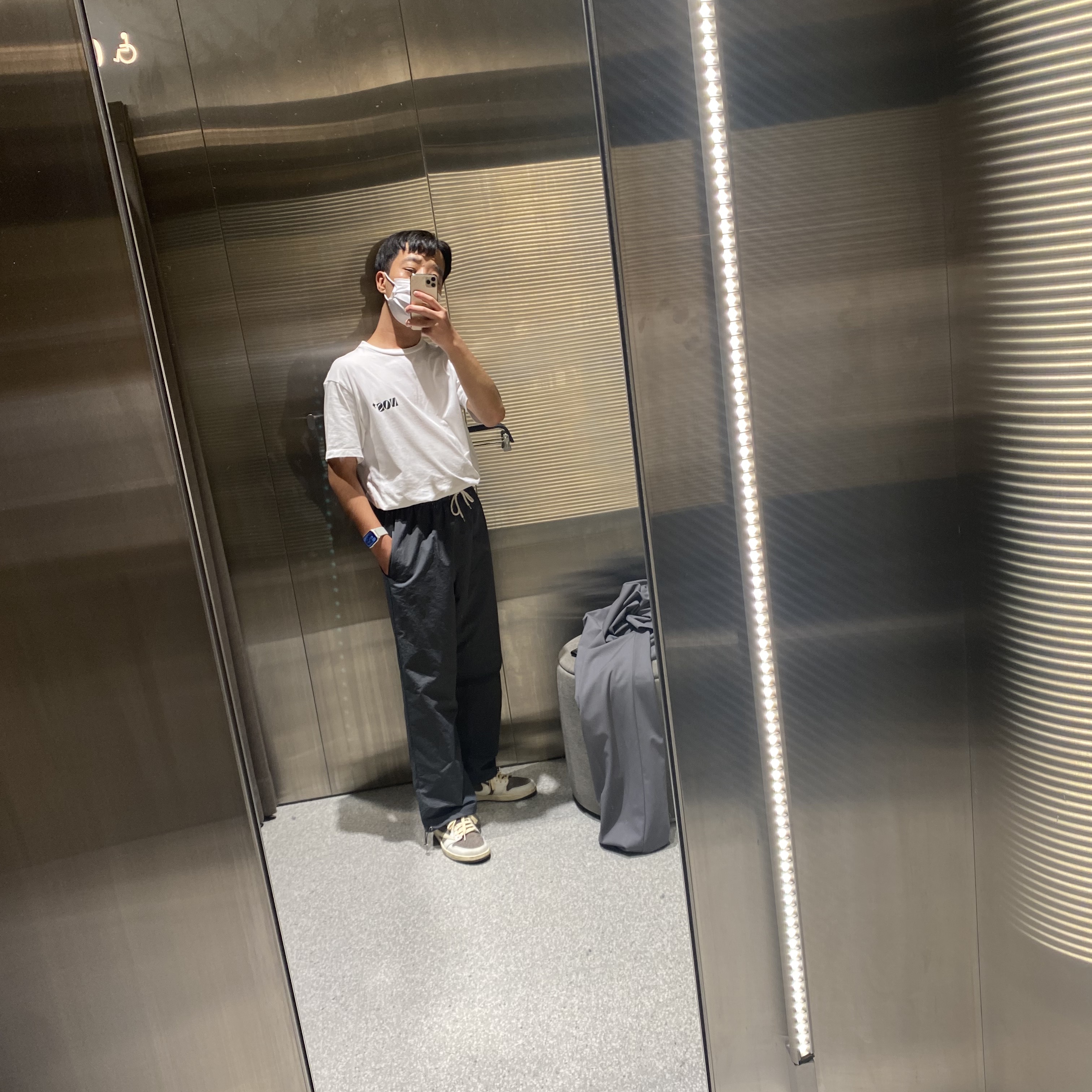 Jordan 1 x Travis Scott Retro Low OG SP Sail and Ridgerock, NOS7 Black Signature Logo Standard Fit T-Shirt White 착용 스타일