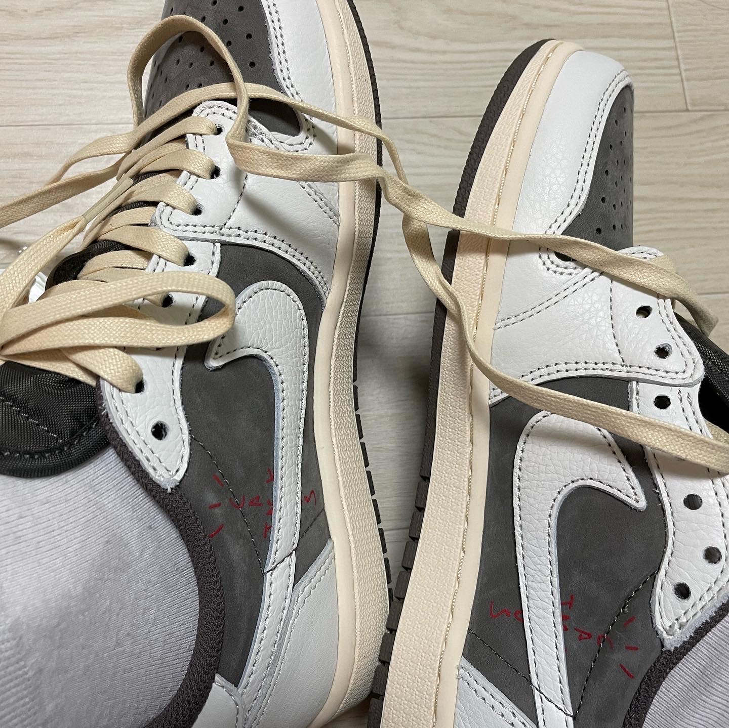 Jordan 1 x Travis Scott Retro Low OG SP Sail and Ridgerock 착용 스타일