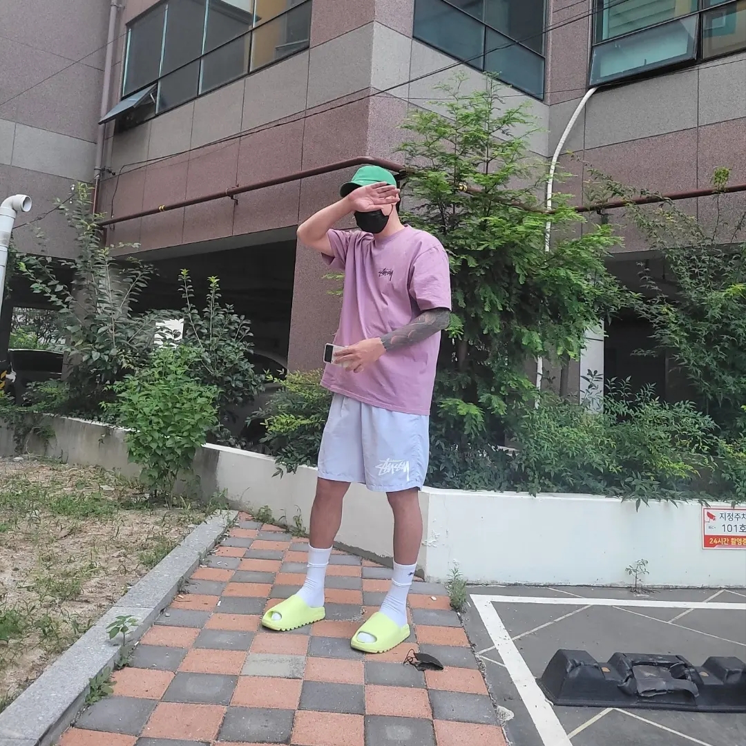 Stussy ITP Flower T-Shirt Orchid, Stussy Small Stock Crew Socks White (3 Pack) 착용 스타일