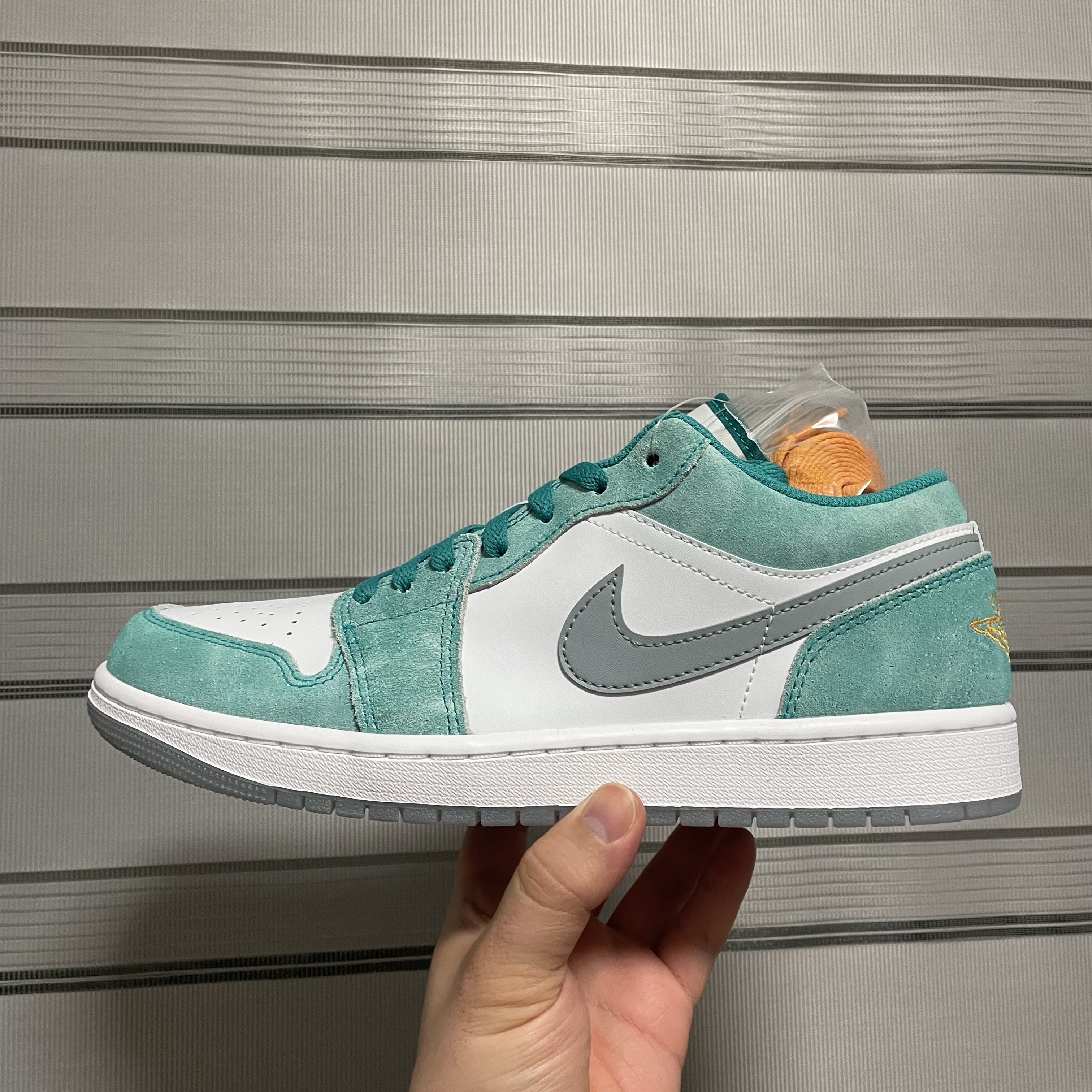 Jordan 1 Low SE New Emerald 착용 스타일
