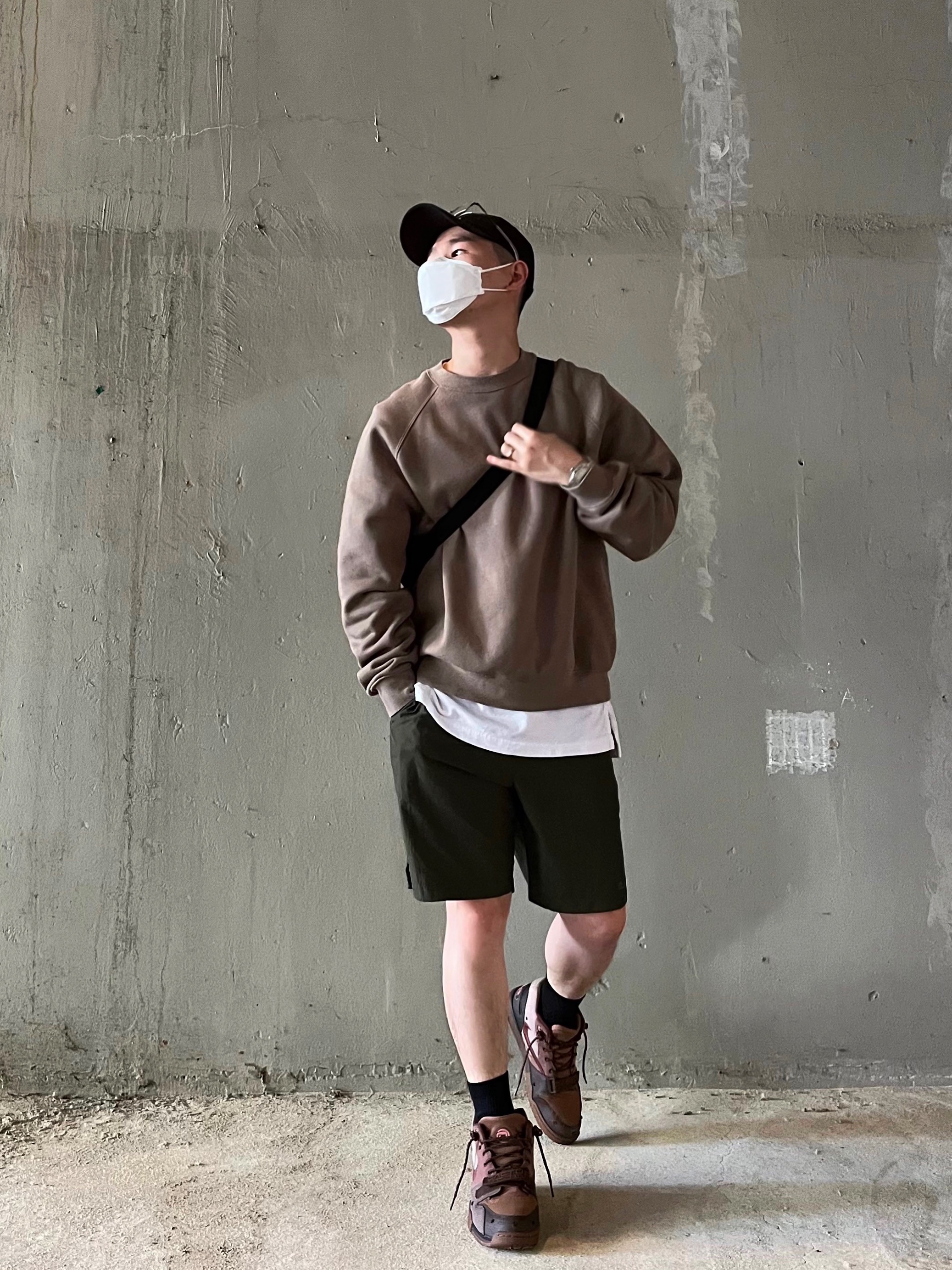 Essentials Pull-Over Crewneck Sweatshirt Taupe - 21SS, Nike x Travis Scott Air Trainer 1 Archaeo Brown and Rust Pink 착용 스타일