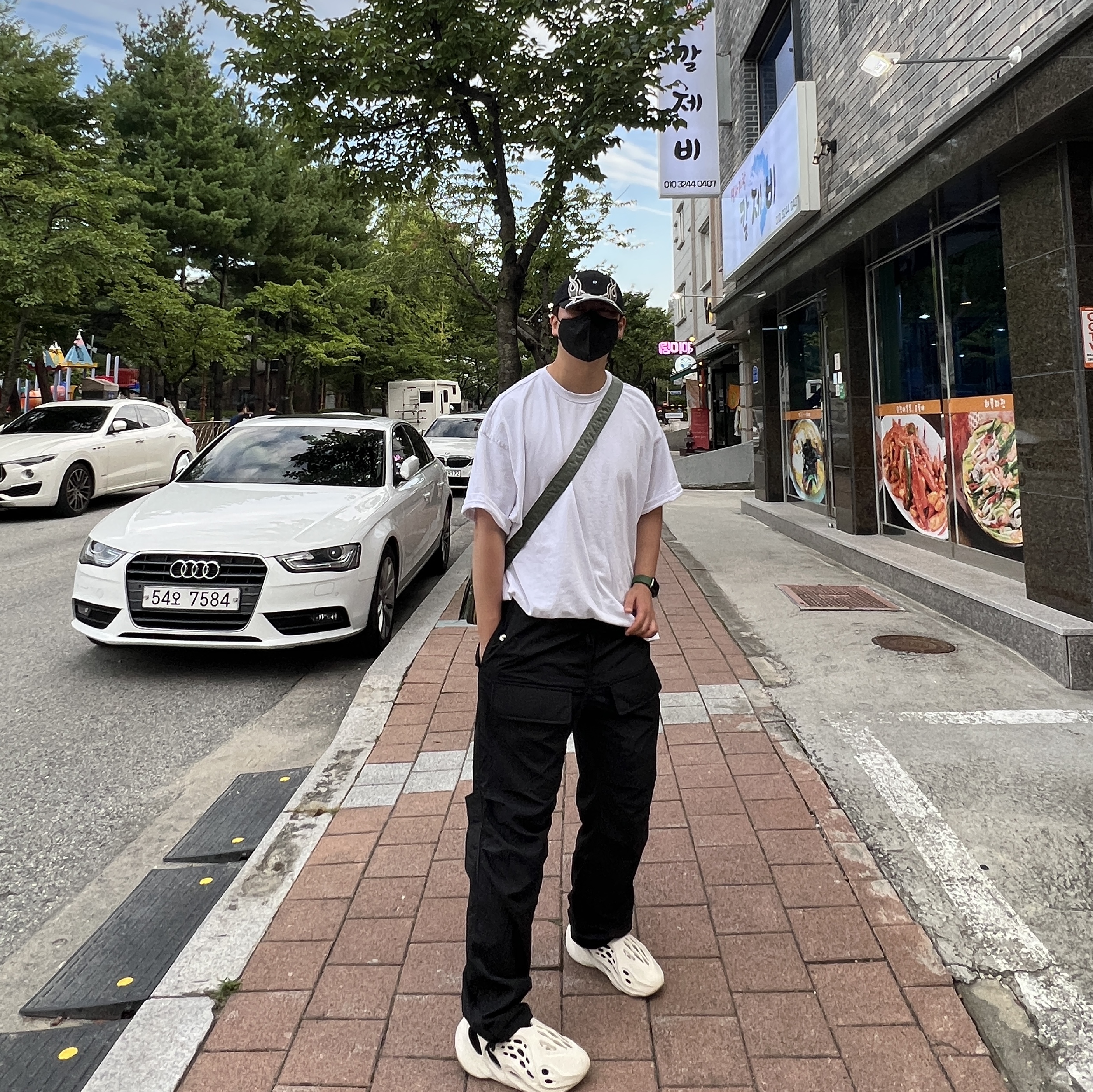 Adidas Yeezy Foam RNNR Sand, Yeezy Gap Engineered By Balenciaga Flame Cap Black 착용 스타일