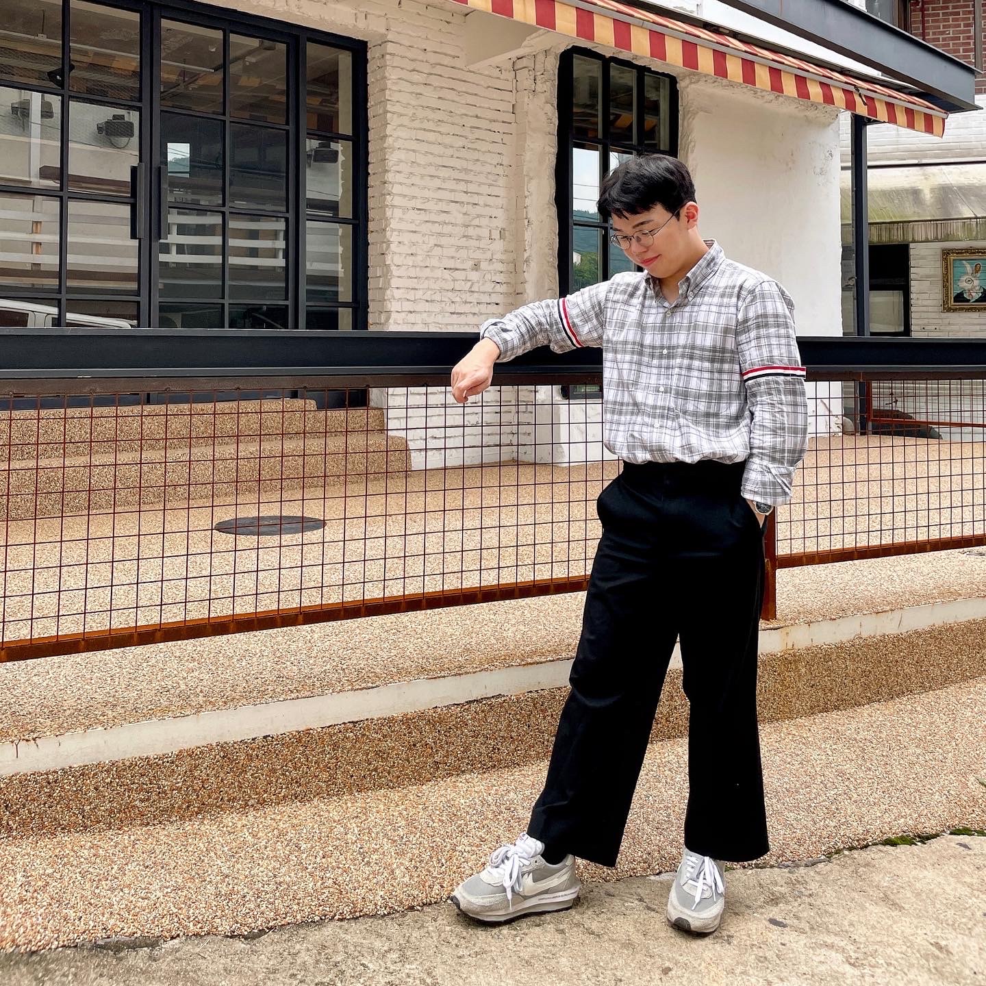 Thom Browne Stripe Plaid Armband Straight Fit Shirt Medium Grey, Nike x Sacai x Fragment LDWaffle Light Smoke Grey 착용 스타일