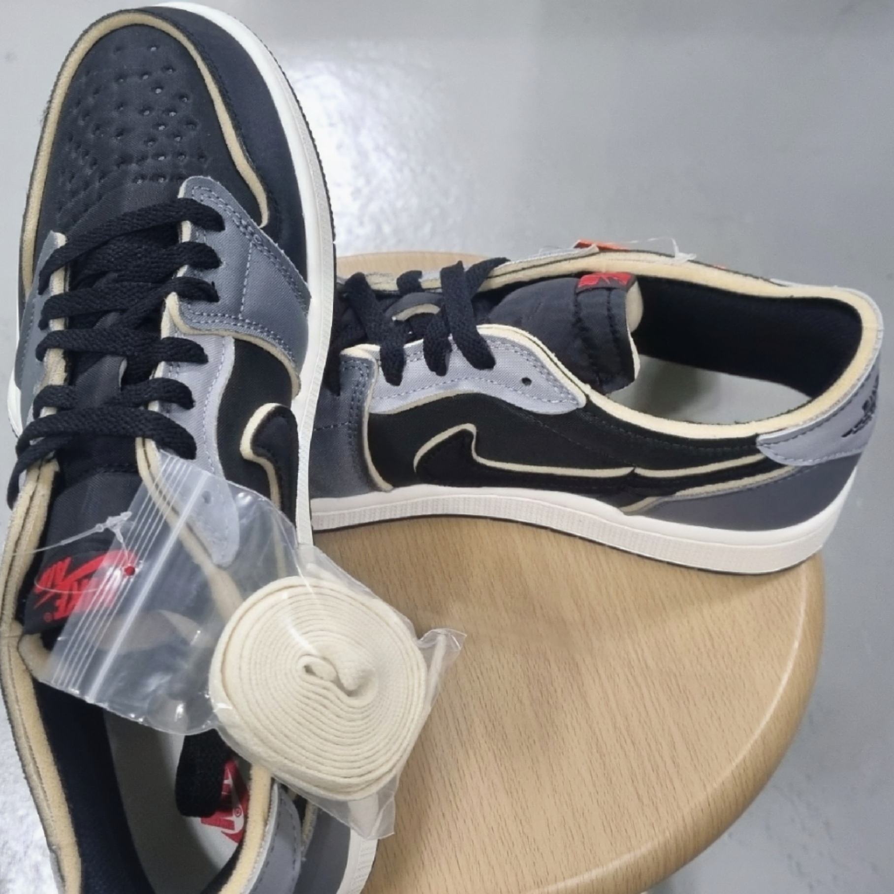 Jordan 1 Retro Low OG EX Black and Smoke Grey 착용 스타일 - 3