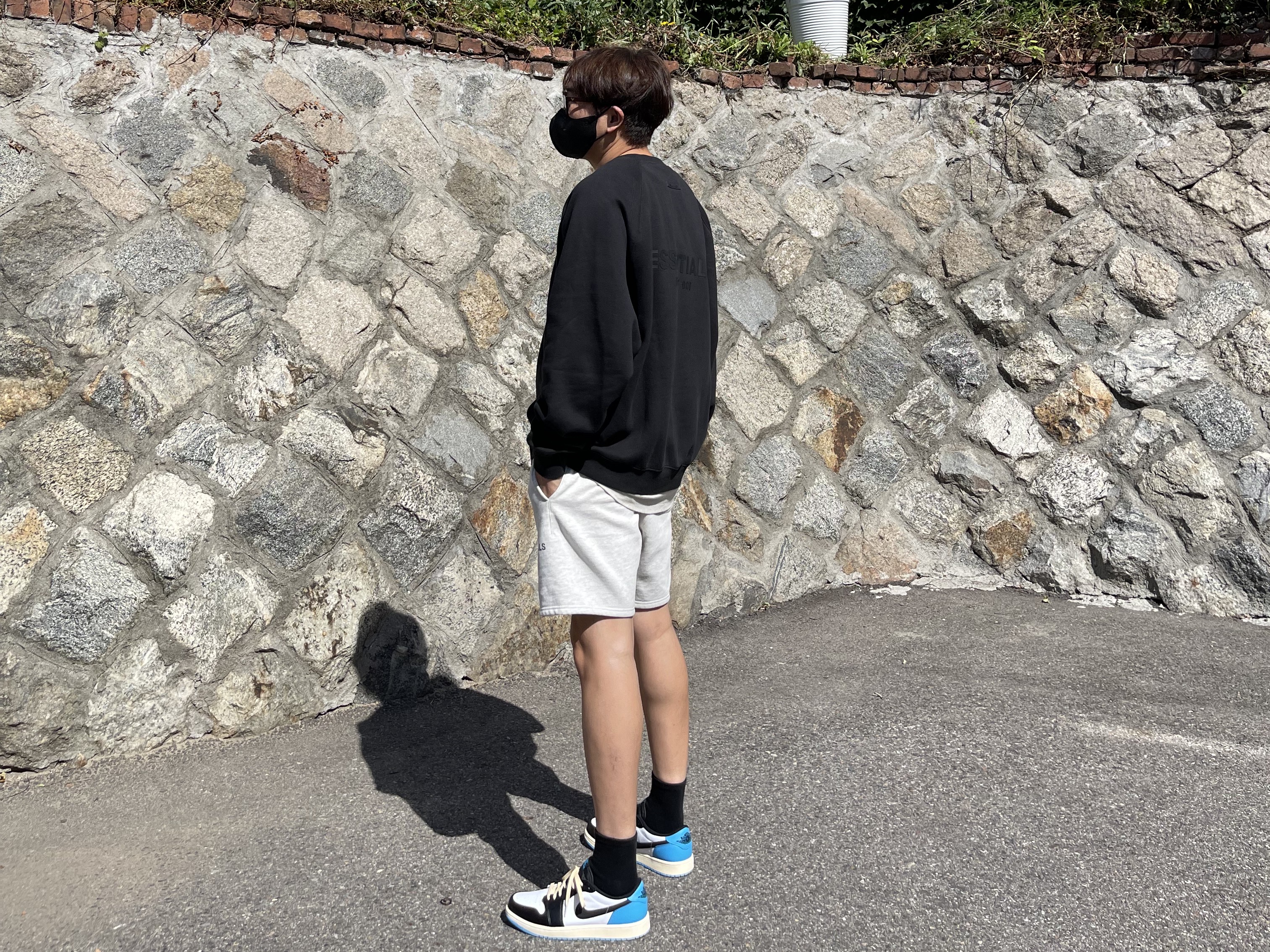 Essentials Pull-Over Crewneck Sweatshirt Black - 21SS, Essentials Sweatshorts Oatmeal - 21SS 착용 스타일 - 2