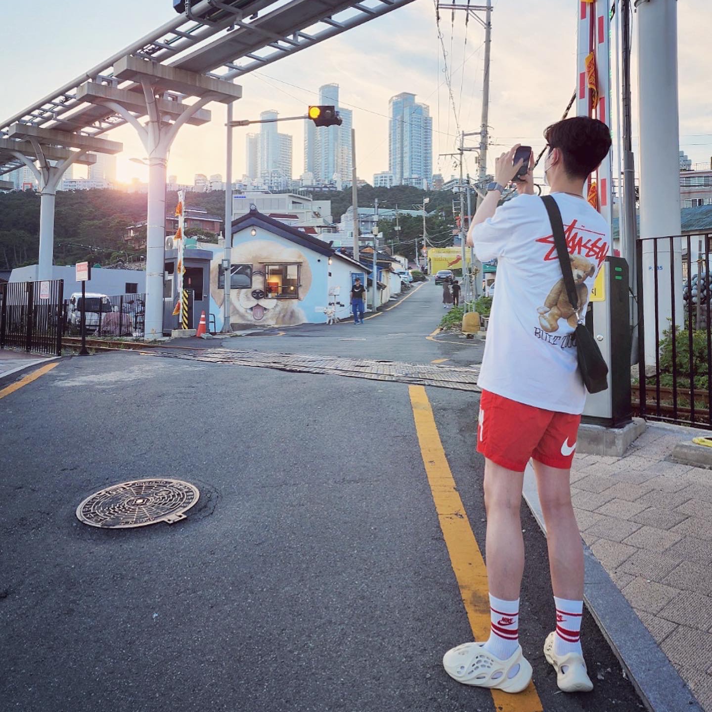 Stussy Built Tough T-Shirt White, Nike x Stussy Water Shorts Habanero Red 착용 스타일 - 1