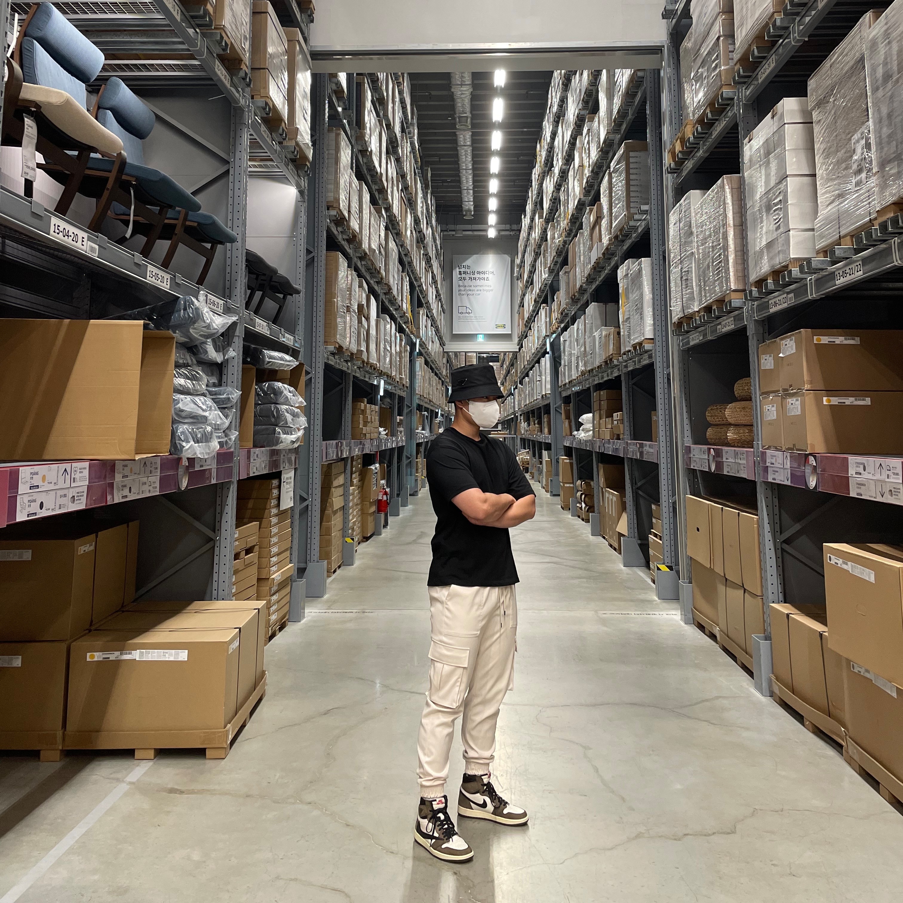 Jordan 1 x Travis Scott Retro High OG SP Mocha, Prada Re-Nylon Bucket Hat Black 착용 스타일 - 1