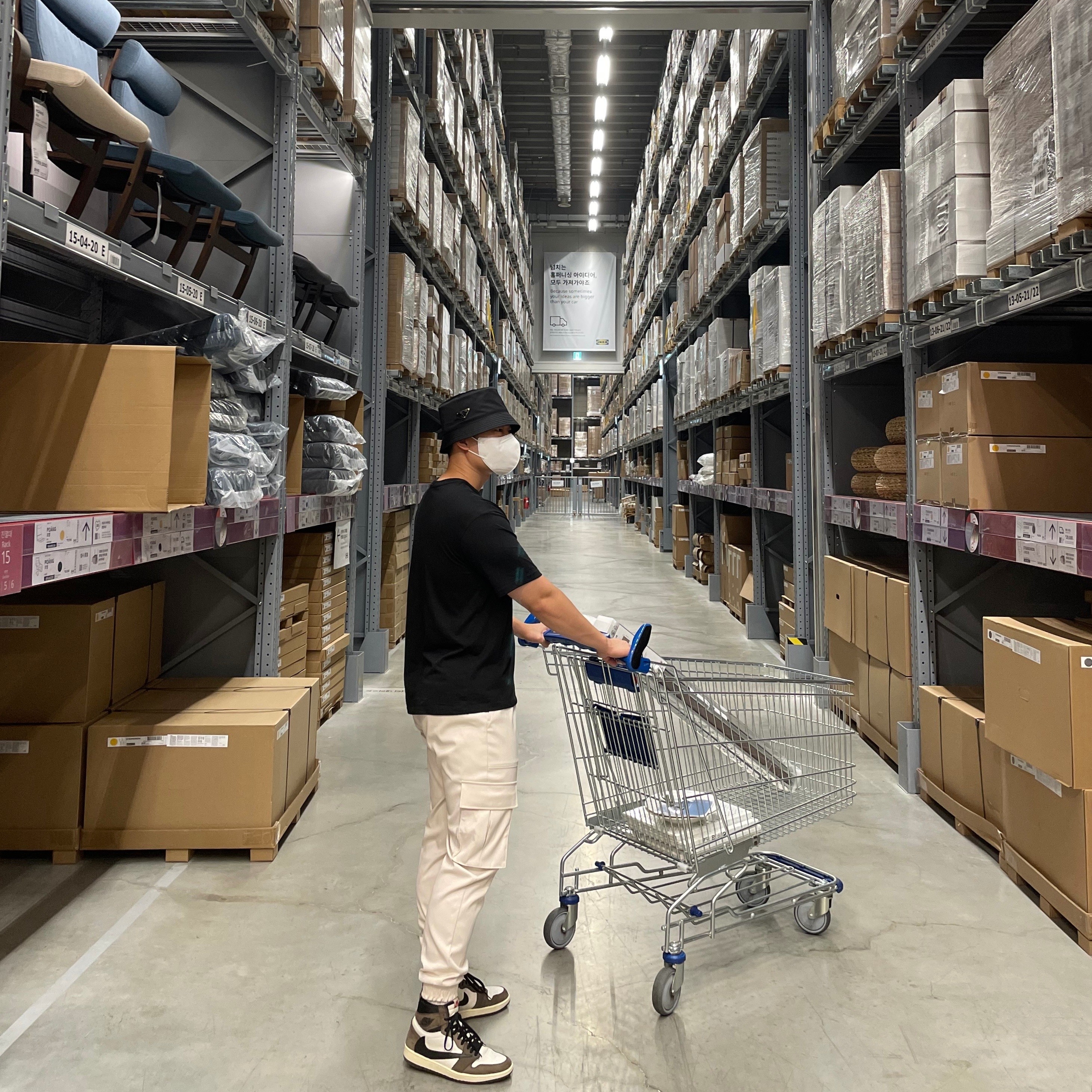 Jordan 1 x Travis Scott Retro High OG SP Mocha, Prada Re-Nylon Bucket Hat Black 착용 스타일 - 2