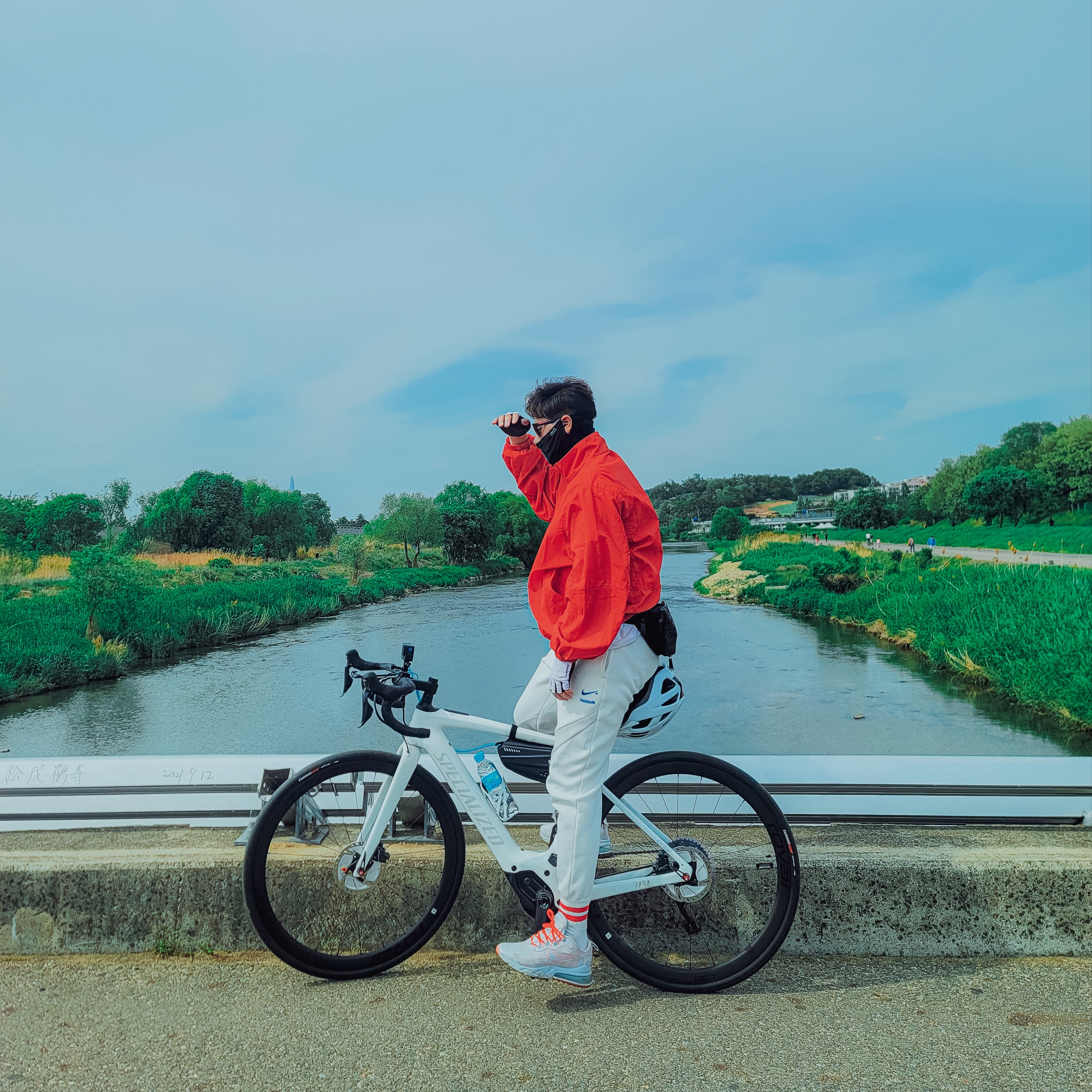 Bottega Veneta Mini Lambskin Leather Belt Cassette Black, Bottega Veneta Zipped Card Case Navy 착용 스타일 - 1