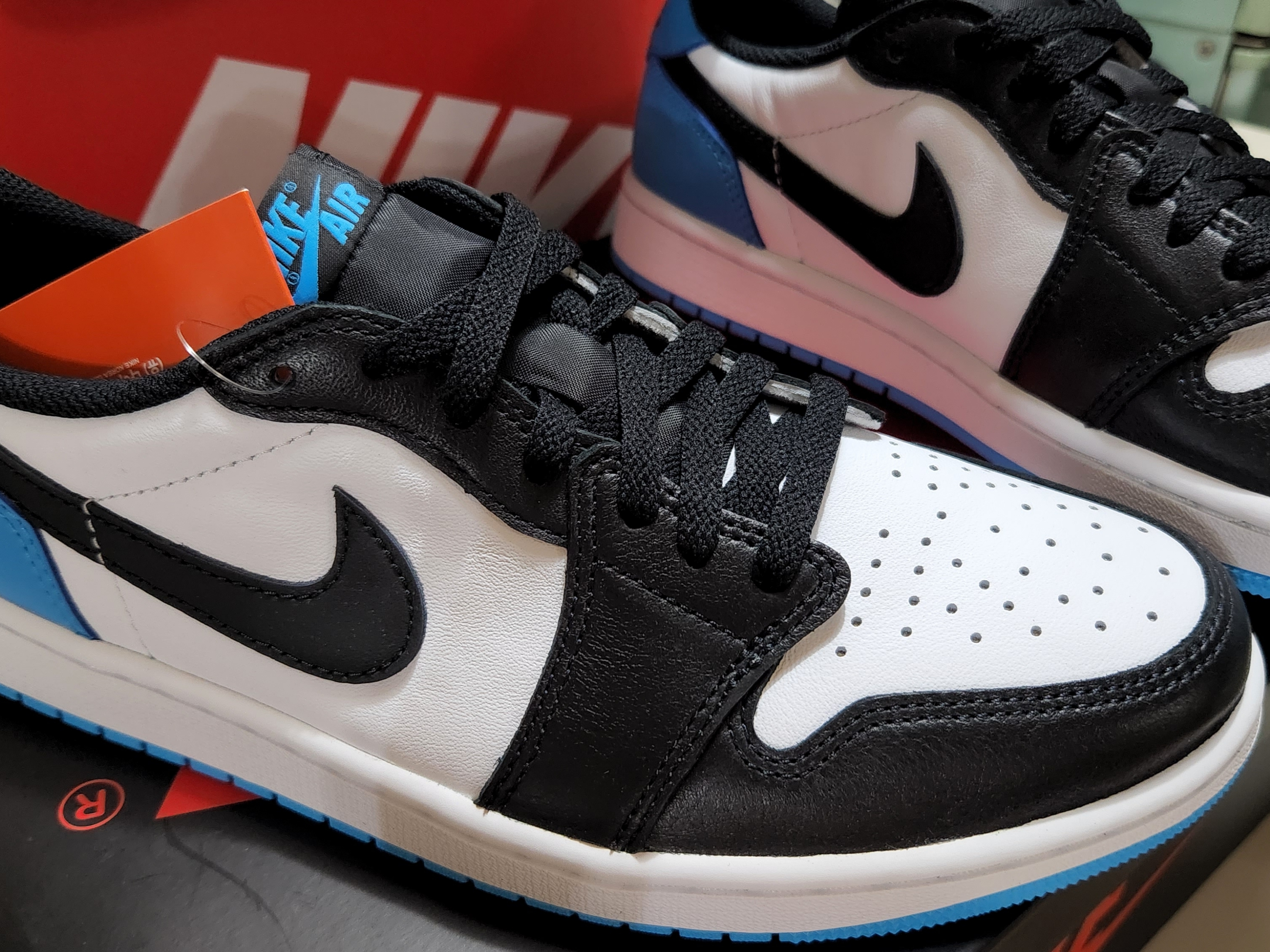 Jordan 1 Retro Low OG Black and Dark Powder Blue 착용 스타일 - 3