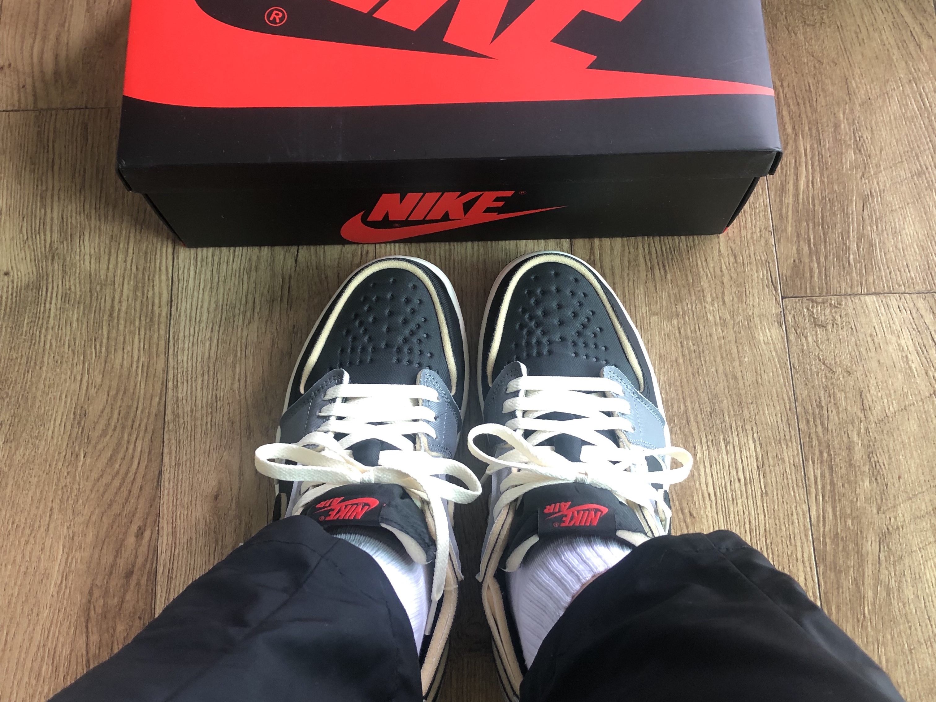 Jordan 1 Retro Low OG EX Black and Smoke Grey 착용 스타일 - 3