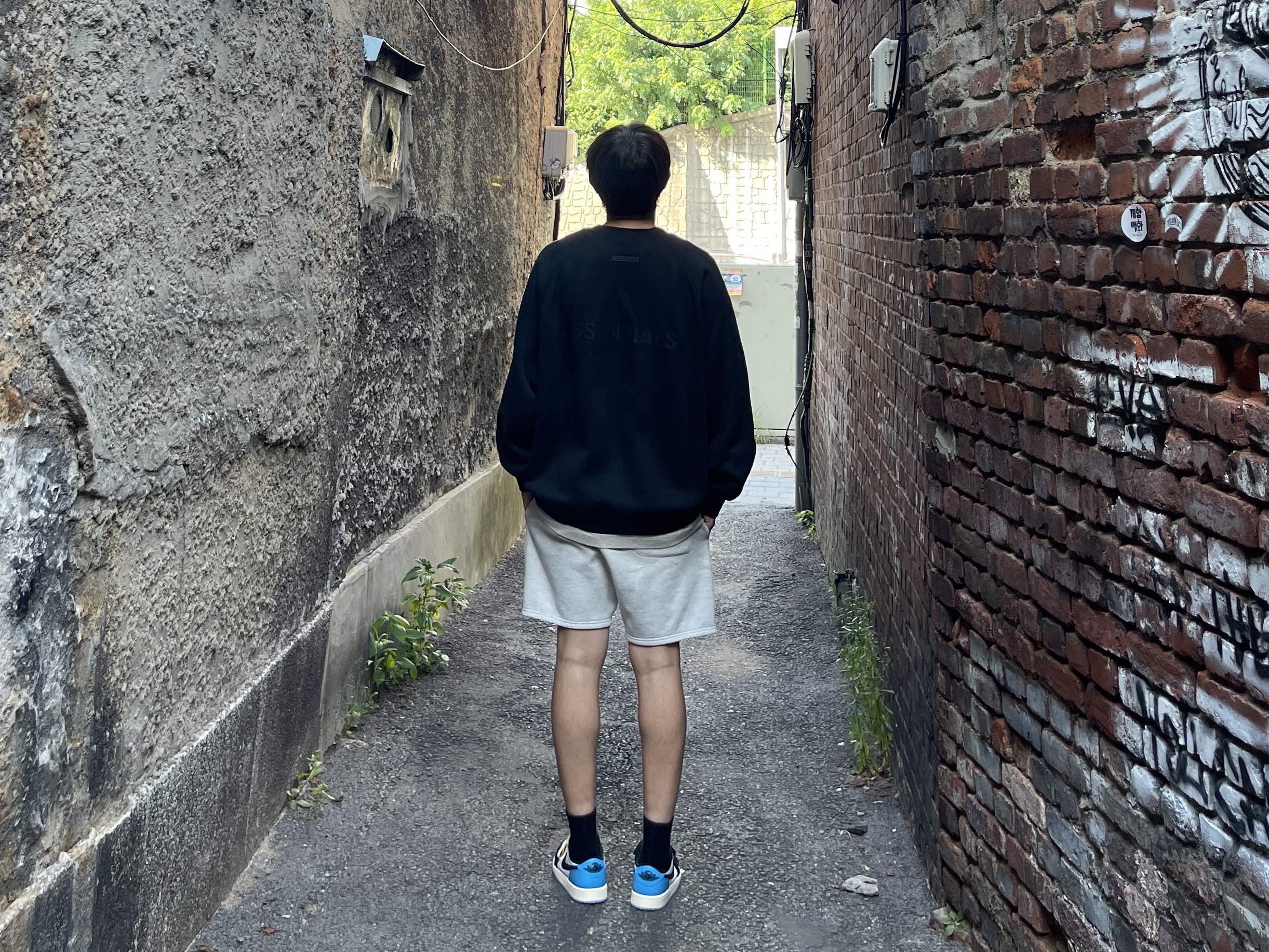 Essentials Pull-Over Crewneck Sweatshirt Black - 21SS, Essentials Sweatshorts Oatmeal - 21SS 착용 스타일 - 3