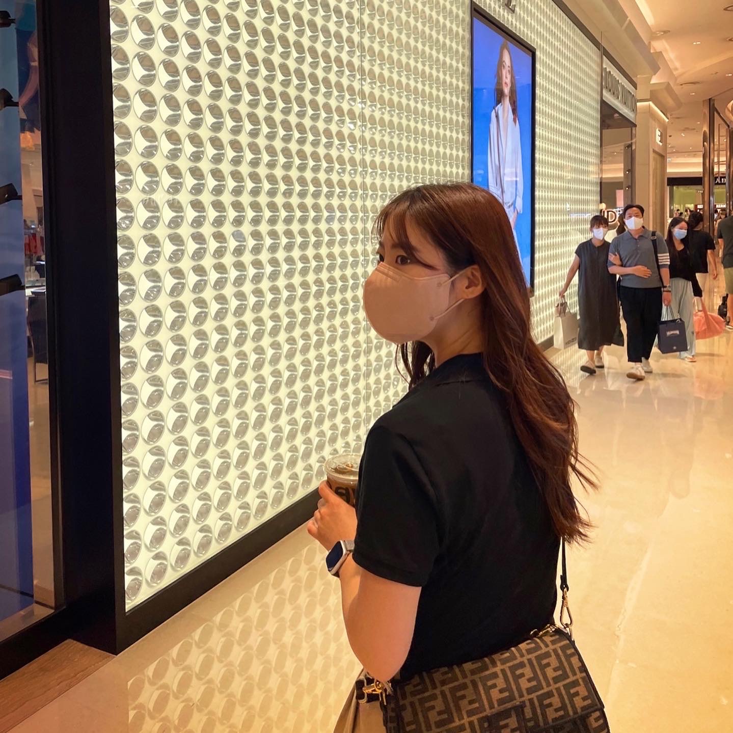 Fendi Baguette FF Motif Fabric Bag Brown 착용 스타일 - 2