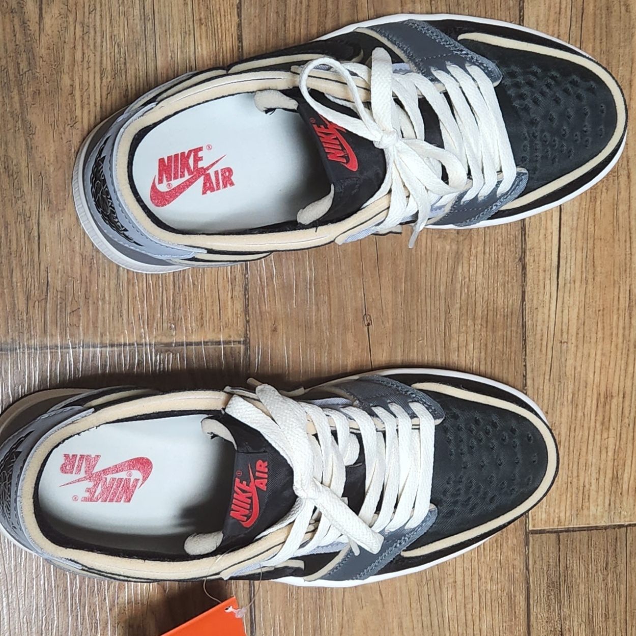 Jordan 1 Retro Low OG EX Black and Smoke Grey 착용 스타일 - 1
