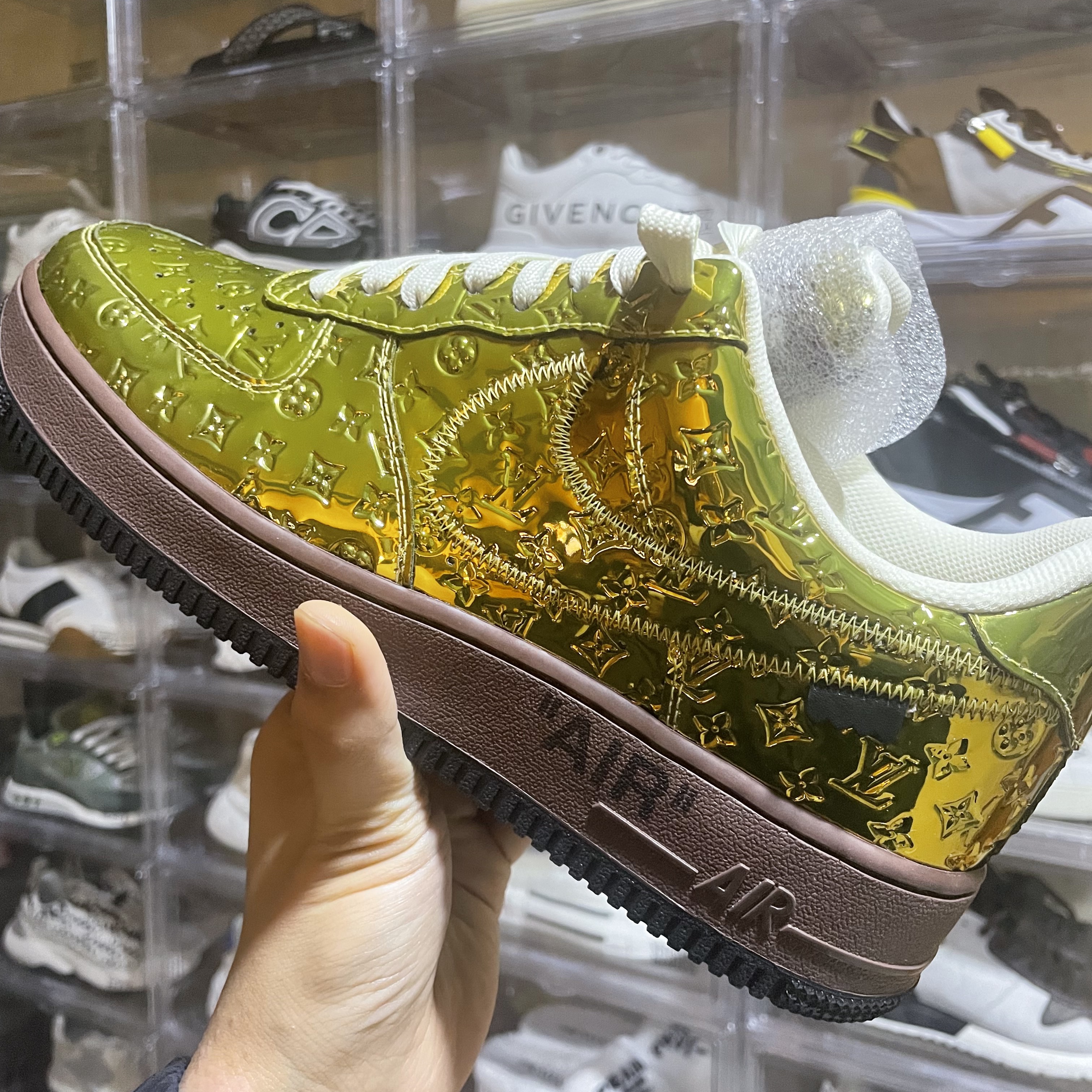 Louis Vuitton x Nike Air Force 1 Low by Virgil Abloh Met Gold 착용 스타일 - 2