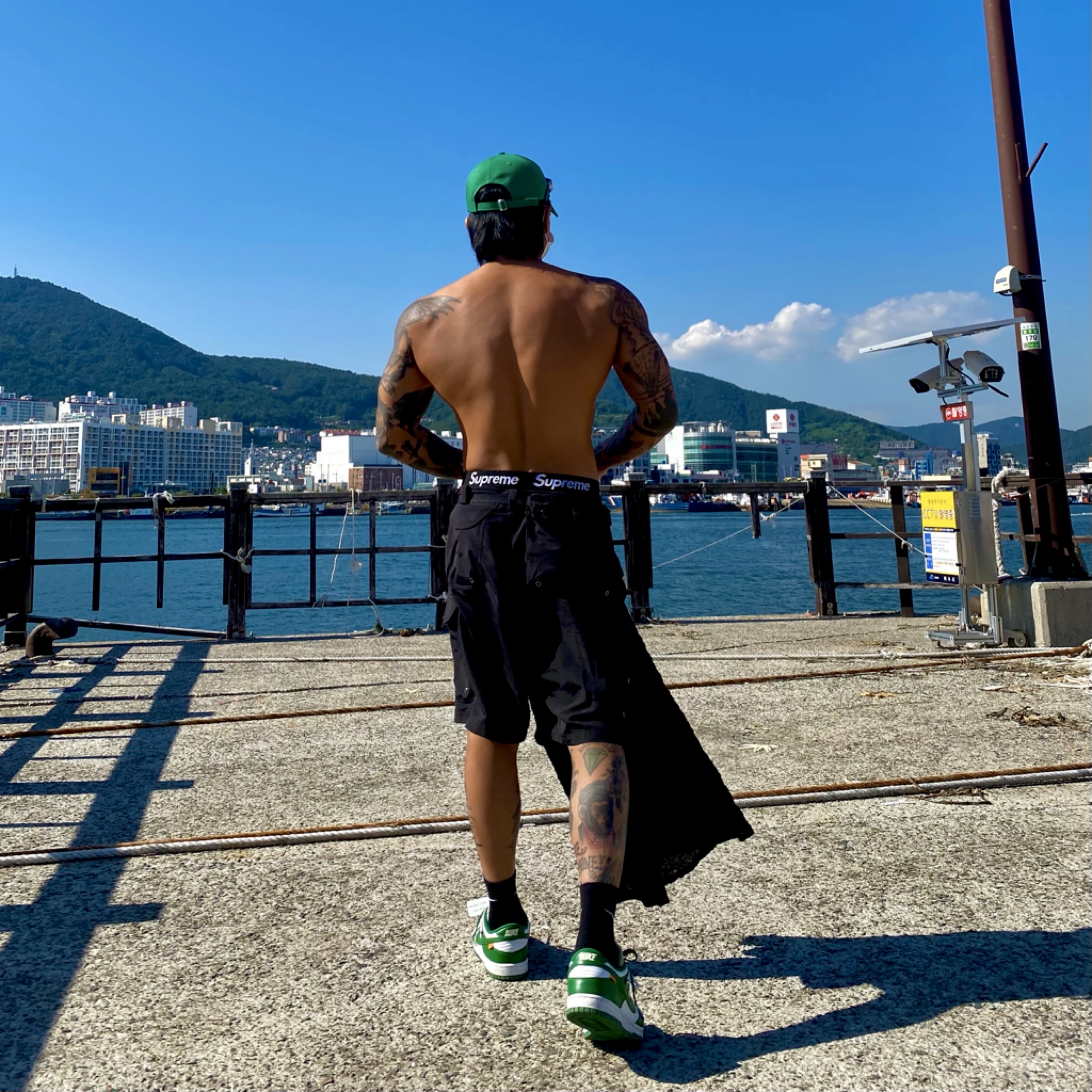 Supreme Hanes Boxer Briefs Black (4 Pack), Supreme x The North Face Trekking Packable Belted Shorts Black - 22SS 착용 스타일 - 2