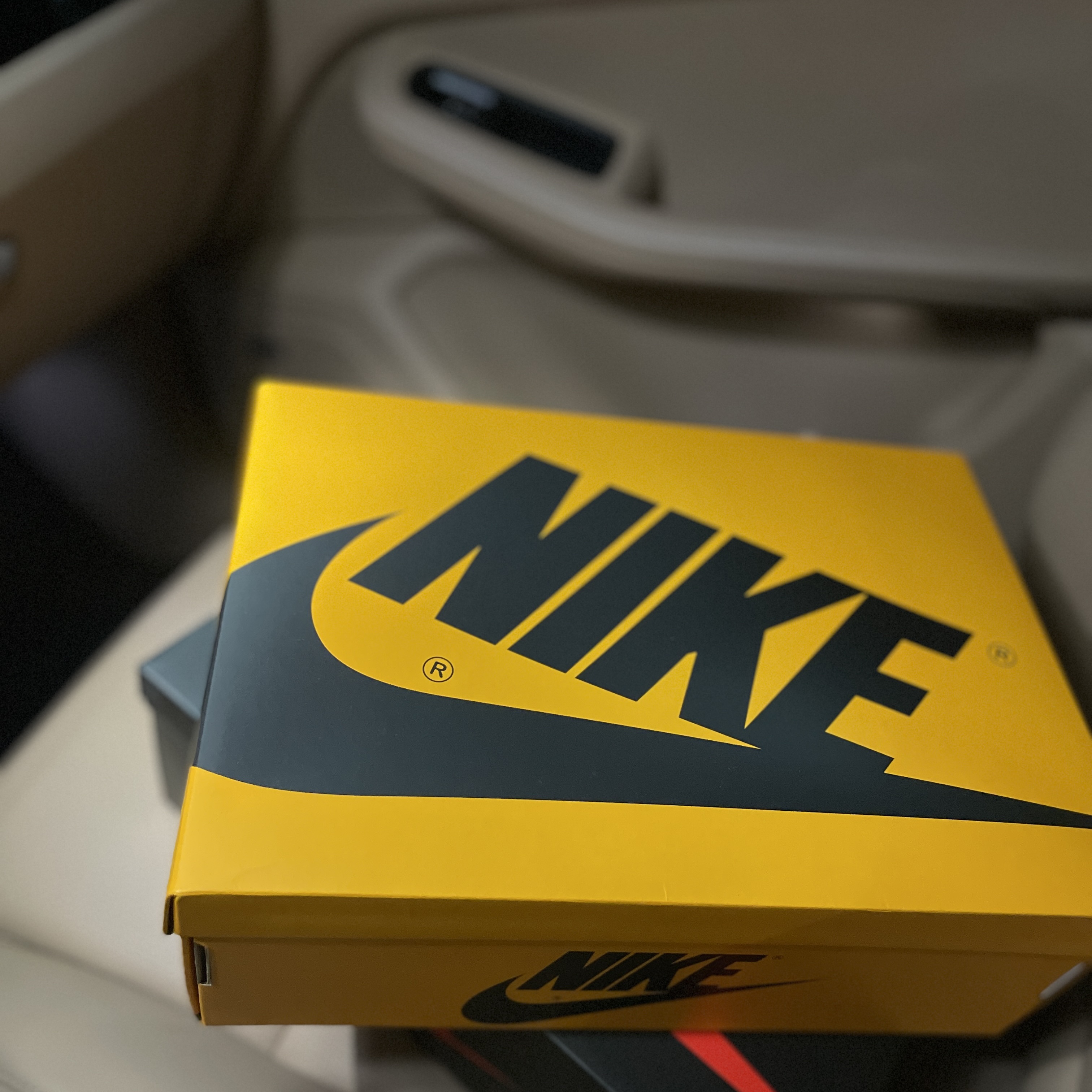 Jordan 1 Retro High OG Taxi, Jordan 1 Retro Low OG EX Black and Smoke Grey 착용 스타일 - 4