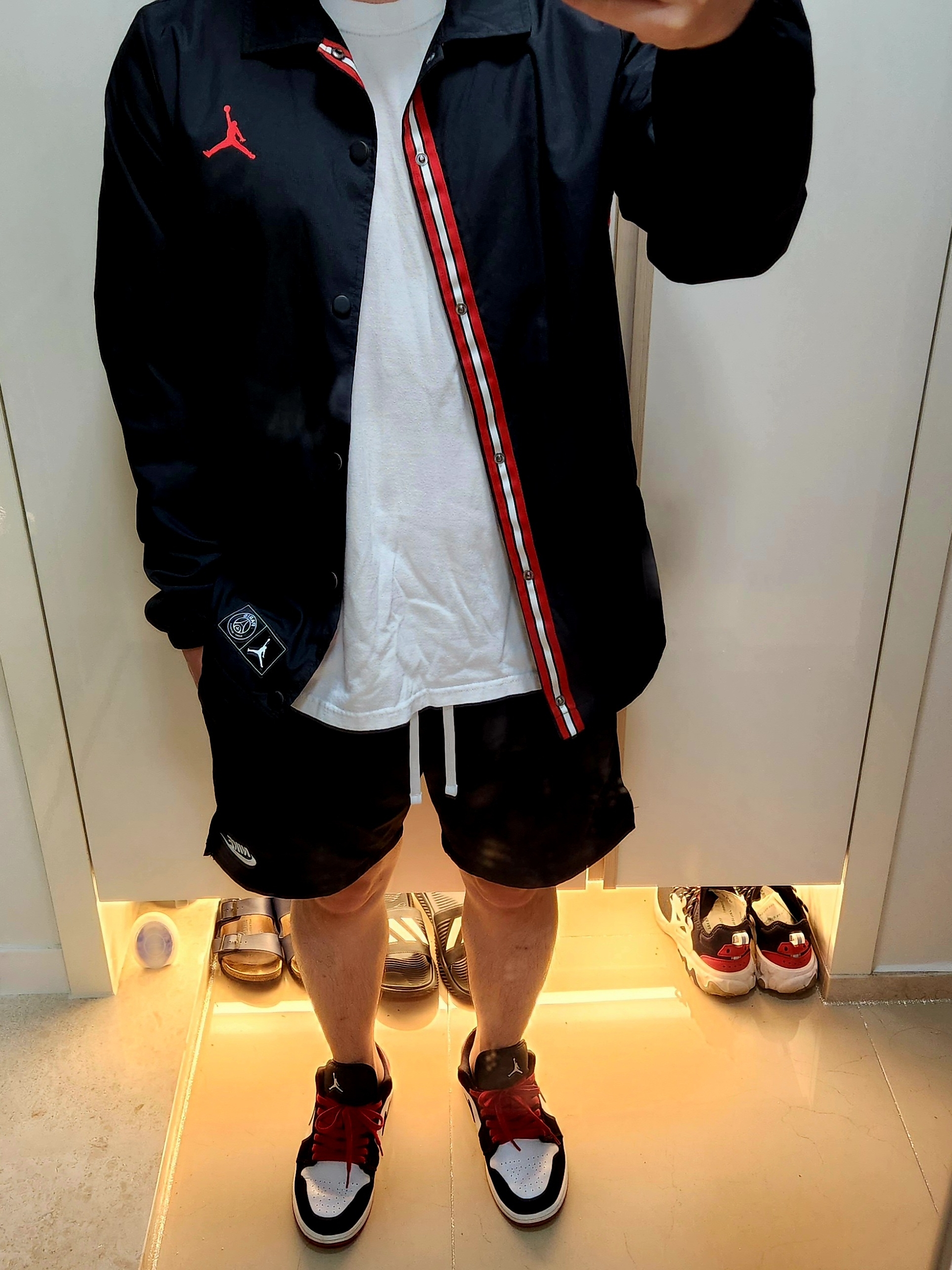 Jordan 1 Low Black Toe, Jordan x Paris Saint-Germain Coach Jacket Black Infrared 착용 스타일 - 2