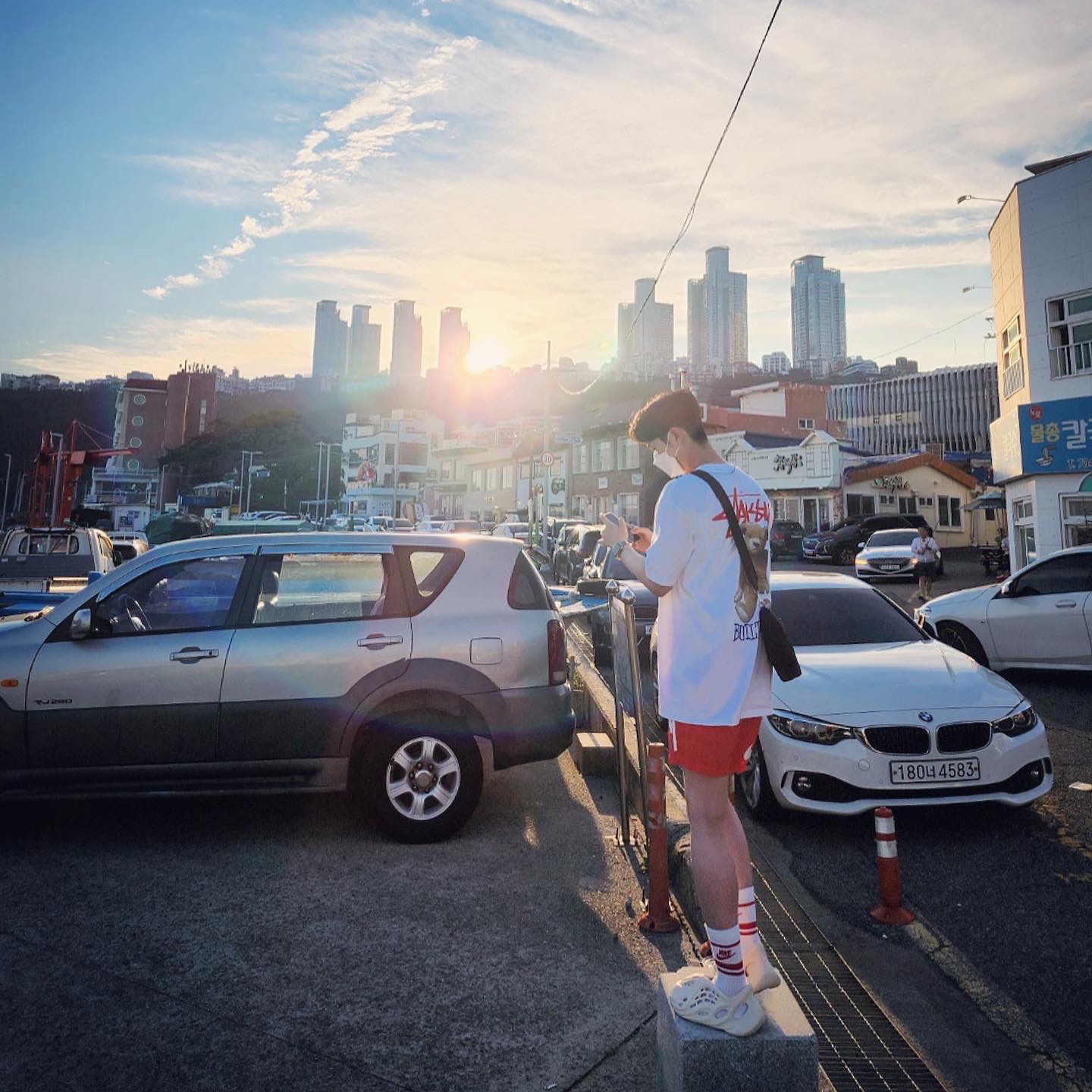 Stussy Built Tough T-Shirt White, Nike x Stussy Water Shorts Habanero Red 착용 스타일 - 3