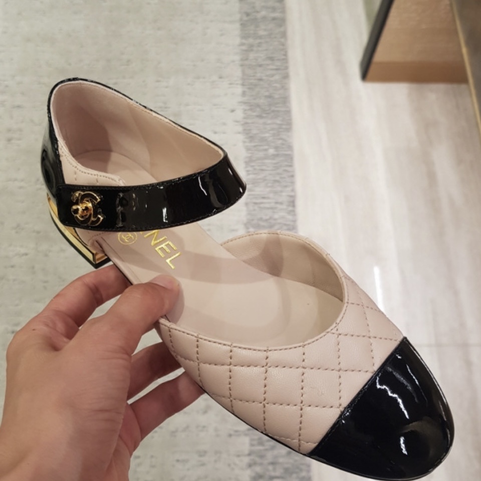 (W) Chanel Ballerina Flat Lambskin Patent Calfskin & Gold Beige Black 착용 스타일 - 3