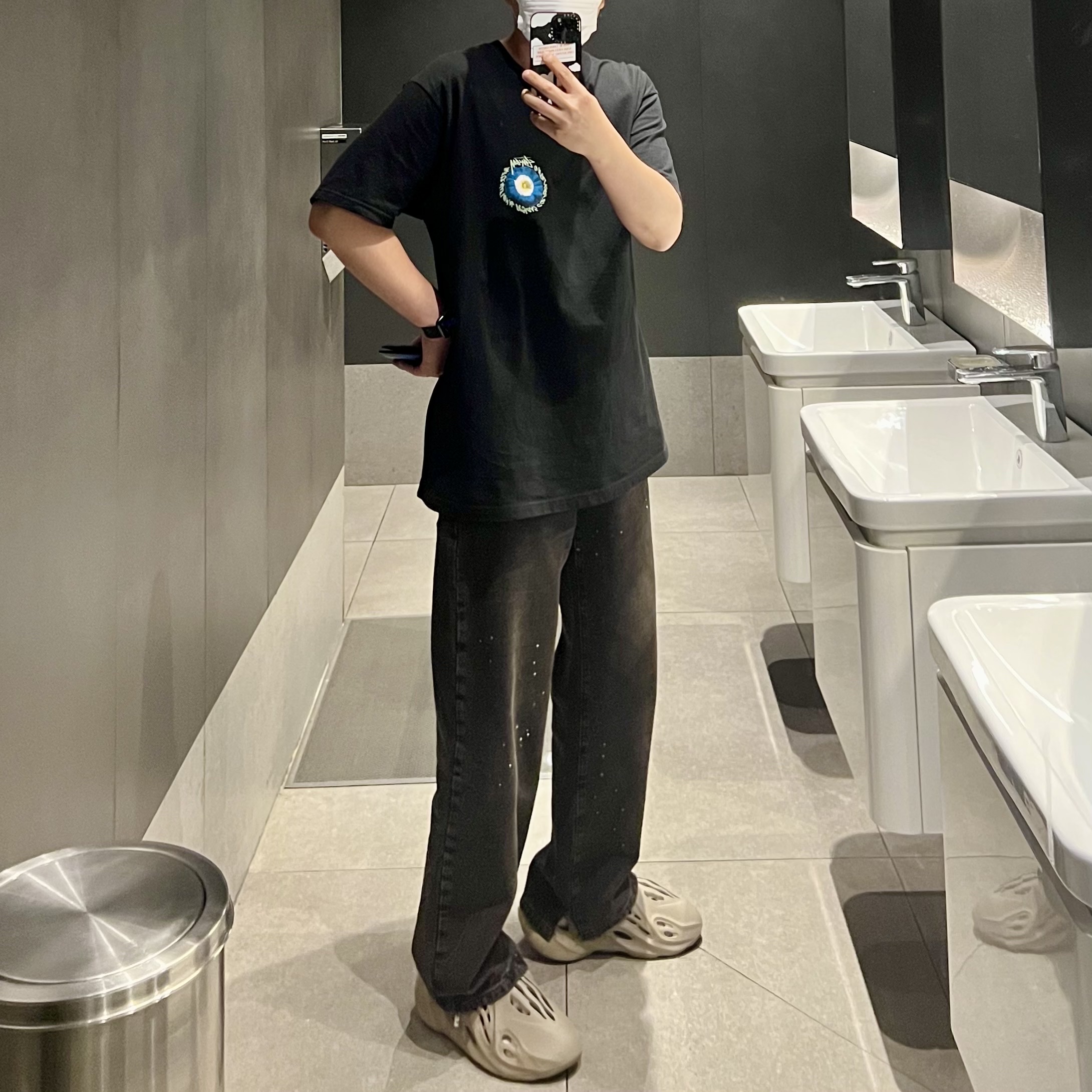 Zara x Ader Error Slit Jeans Black, Adidas Yeezy Foam RNNR Stone Sage 착용 스타일 - 1