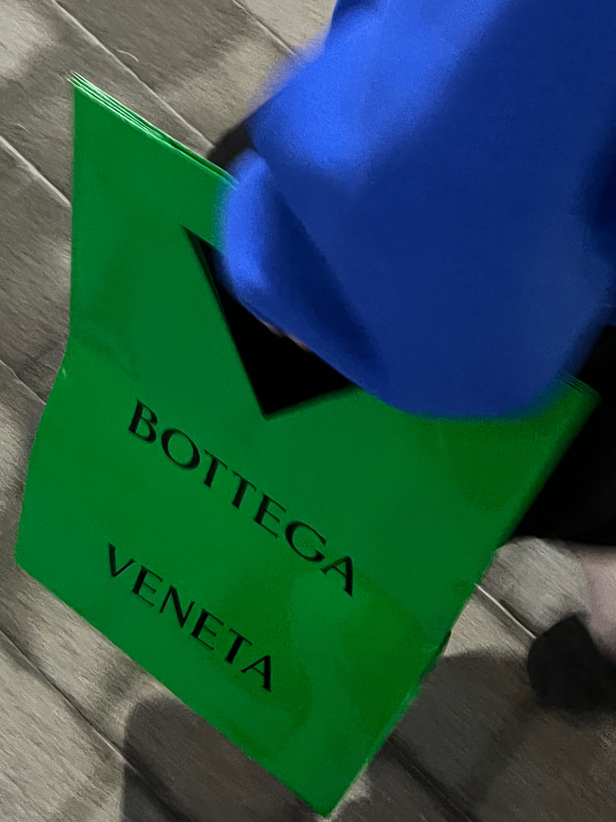 Bottega Veneta Flap Card Case Black 착용 스타일 - 1
