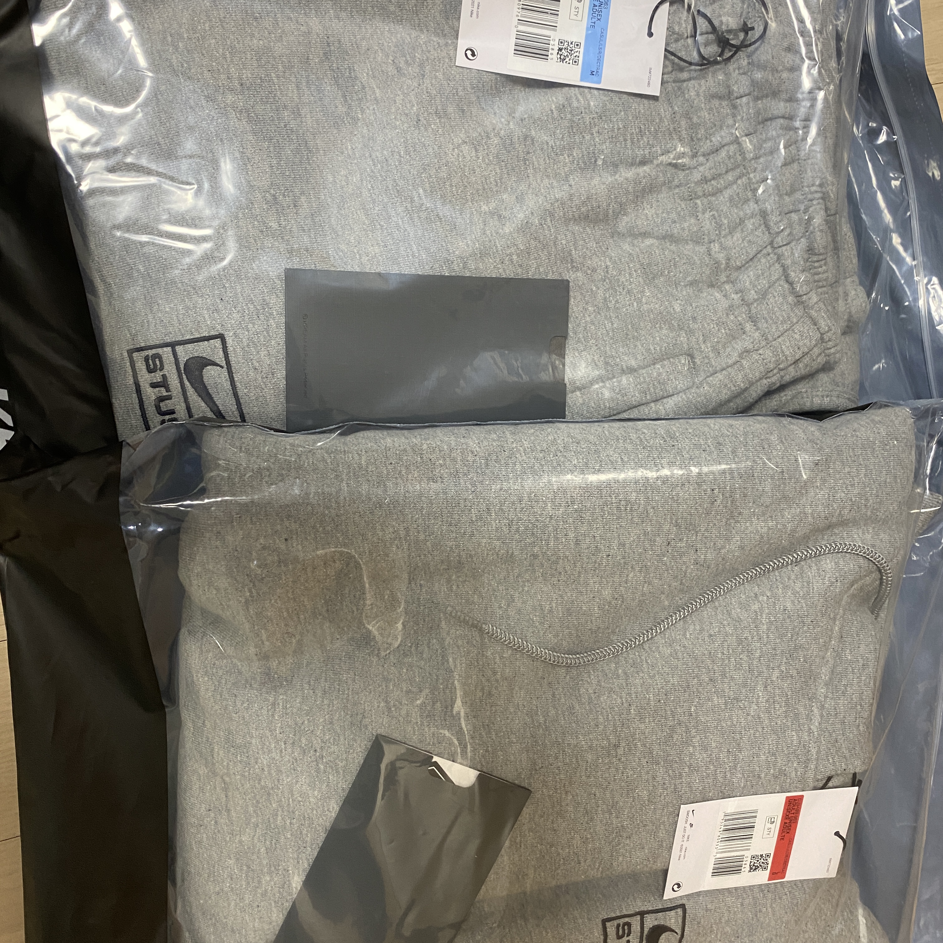 Nike x Stussy NRG RA Pullover Hoodie Dark Grey Heather (DJ9488-063), Nike x Stussy NRG RA Fleece Pants Dark Grey Heather (DJ9490-063) 착용 스타일