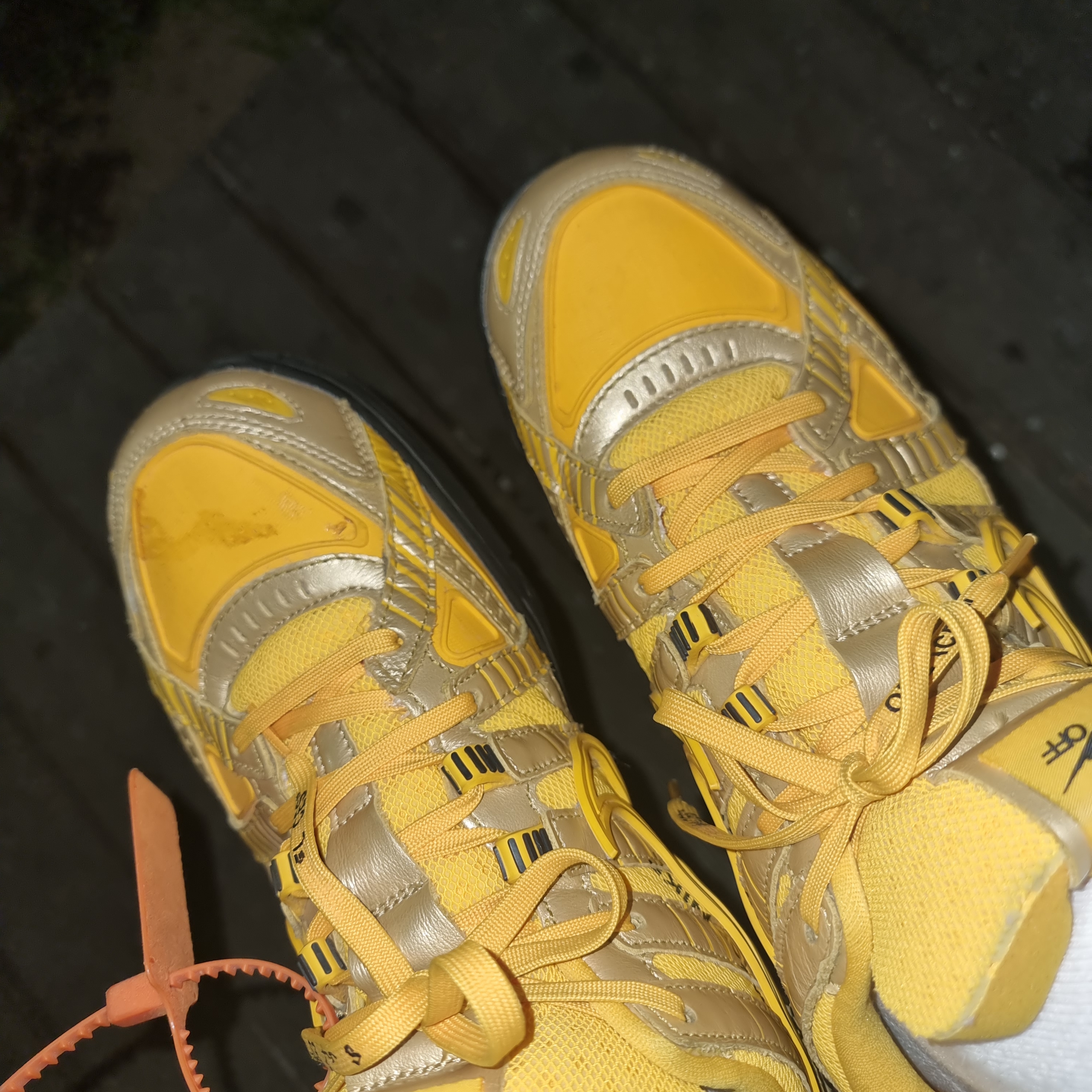 Nike x Off-White Air Rubber Dunk University Gold 착용 스타일 - 2