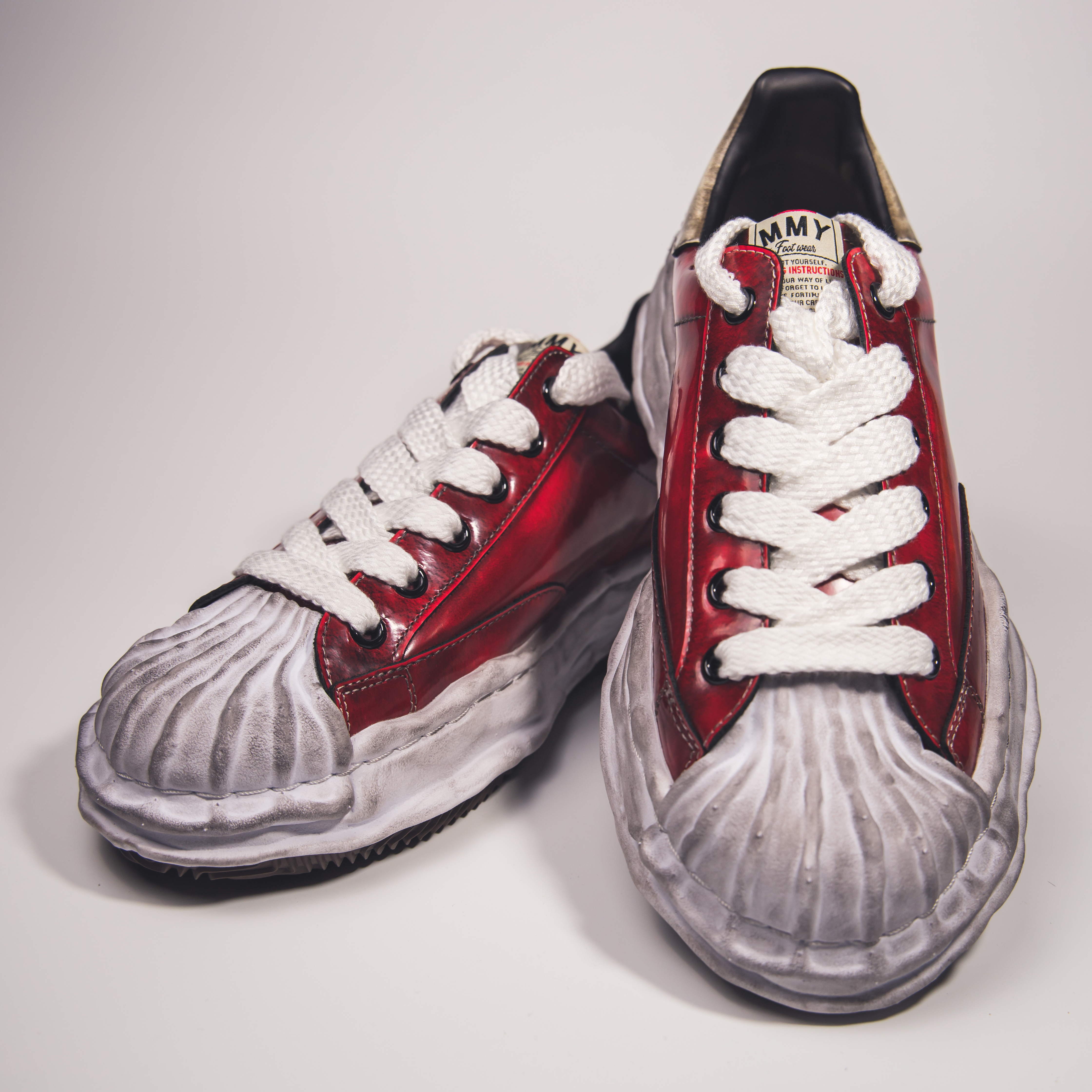 Maison Mihara Yasuhiro Blakey OG Sole Brushed Patent Low-top Sneakers Red 착용 스타일 - 2