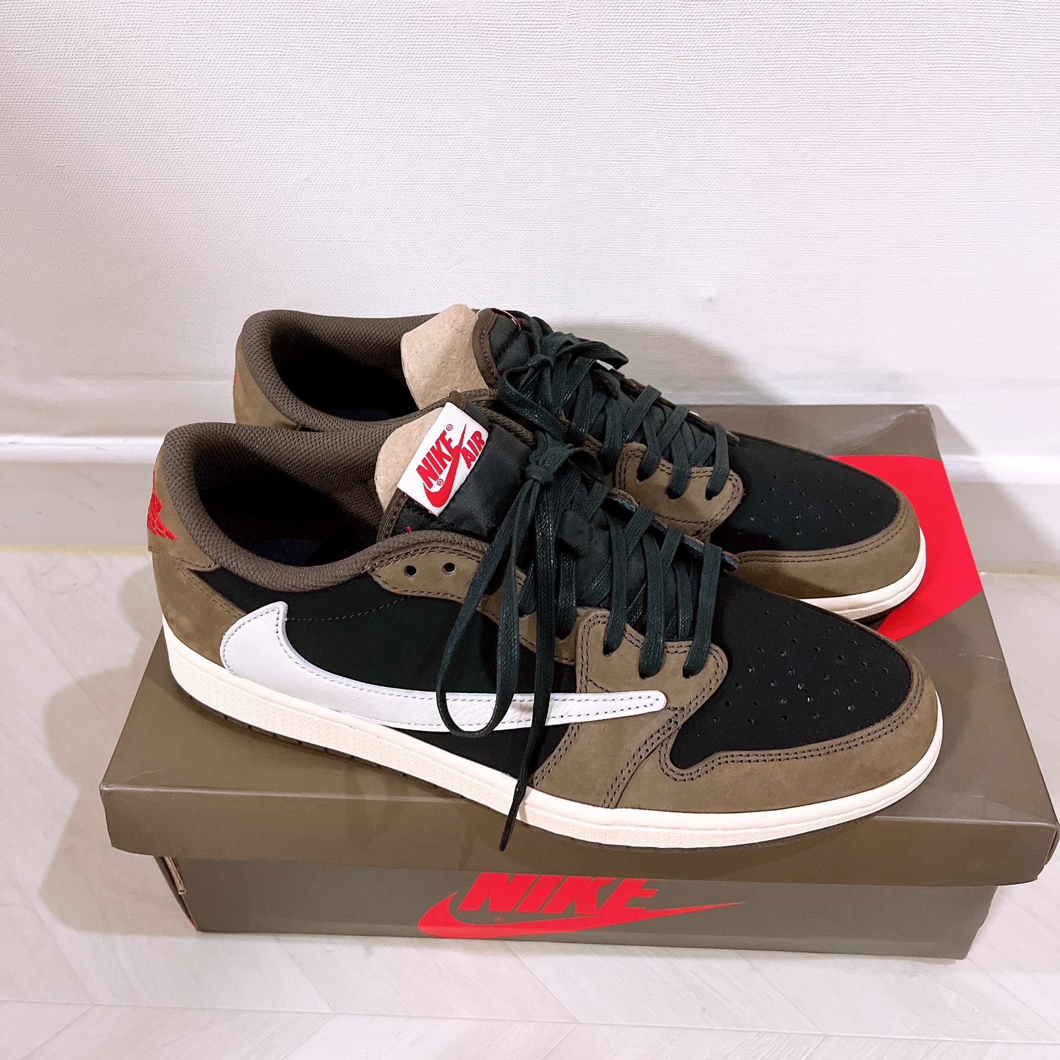 Jordan 1 x Travis Scott Retro Low OG SP Mocha, (PS) Nike Dunk Low Black 착용 스타일 - 3