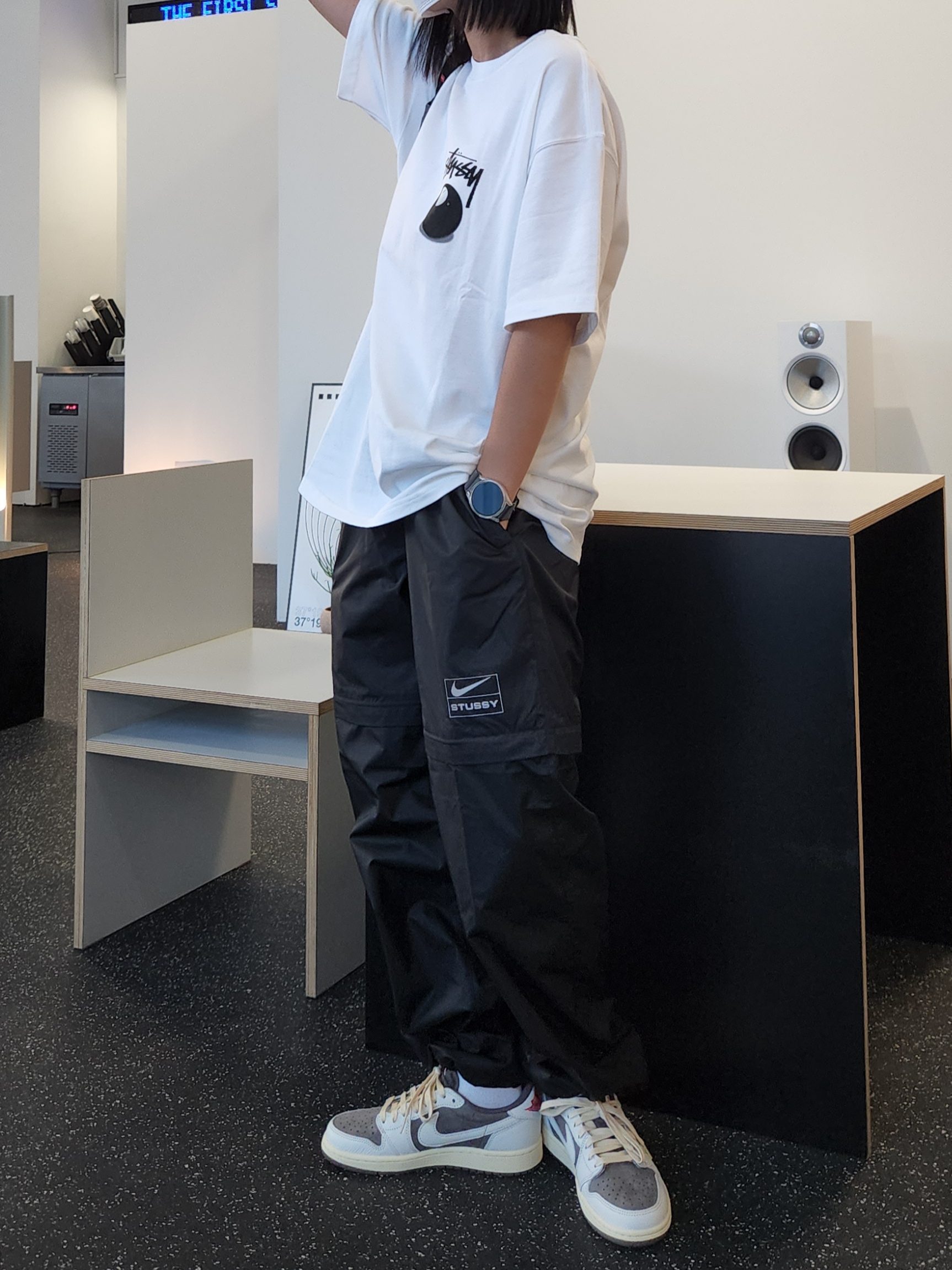 Nike x Stussy NRG FL Storm-Fit Pants Black (DO7170-010), Nike x Stussy NRG FL SS 8 Ball T-Shirt White (DO9322-100) 착용 스타일 - 4