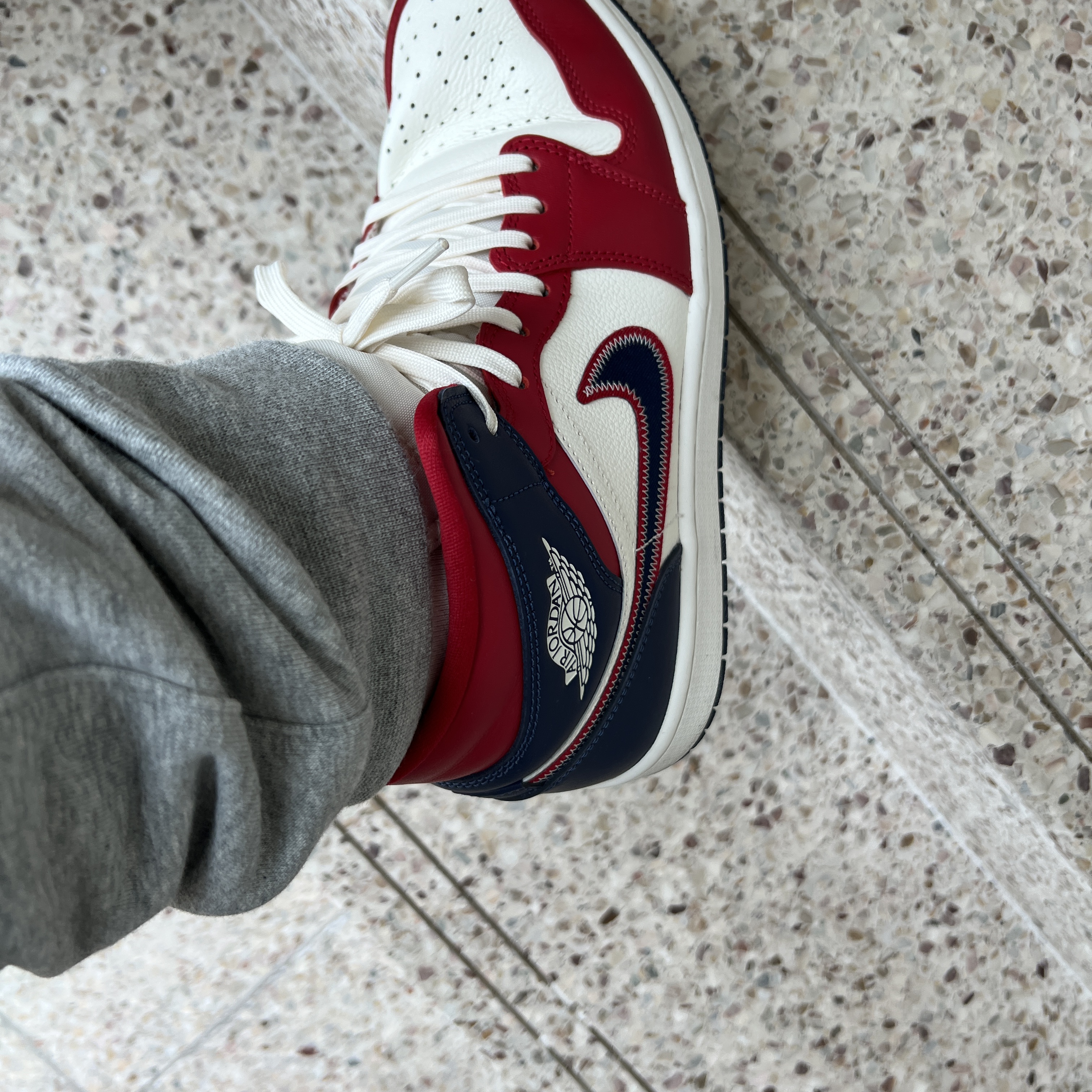 (W) Jordan 1 Mid SE Gym Red Midnight Navy 착용 스타일