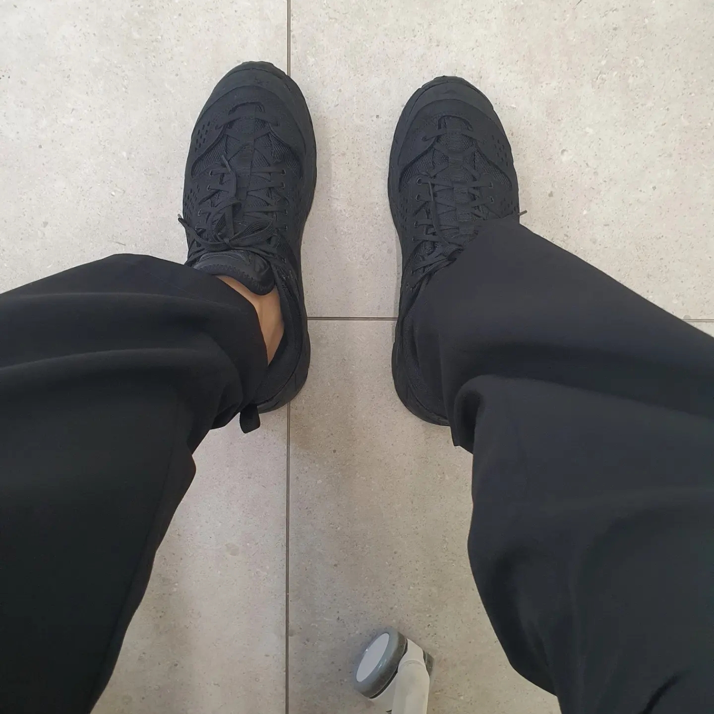 Hoka Tor Ultra Low WP JP Black 착용 스타일 - 2