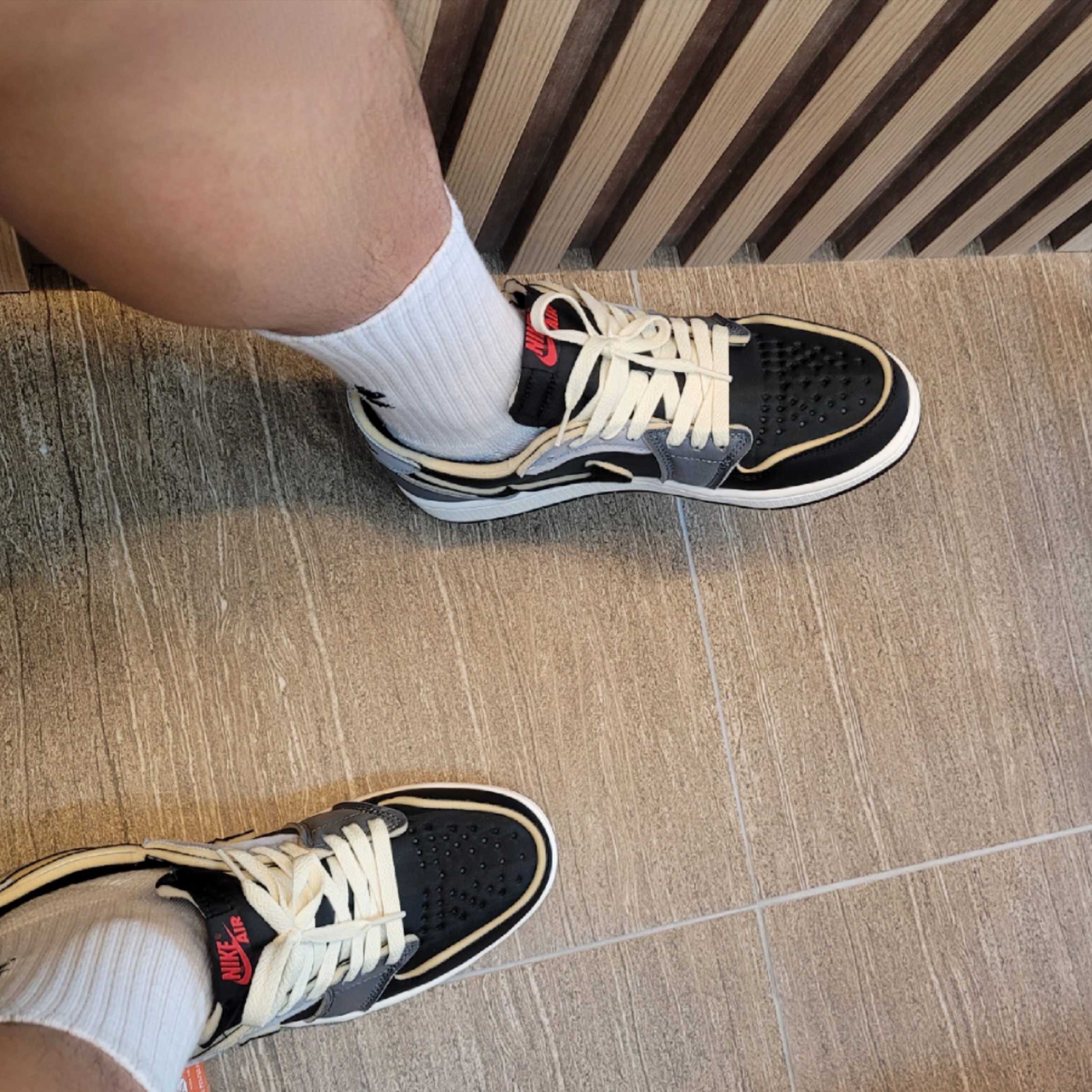 Jordan 1 Retro Low OG EX Black and Smoke Grey 착용 스타일