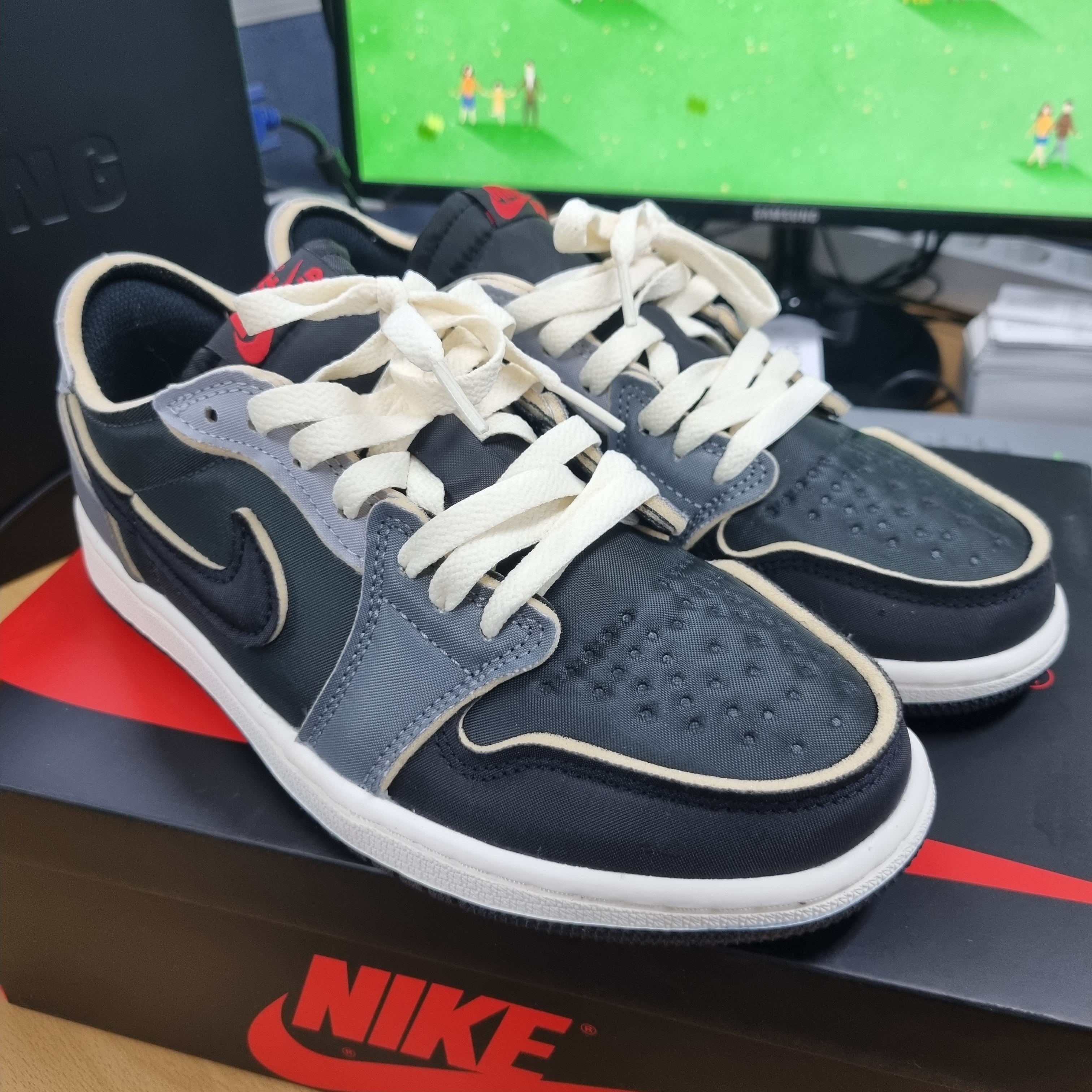 Jordan 1 Retro Low OG EX Black and Smoke Grey 착용 스타일 - 1
