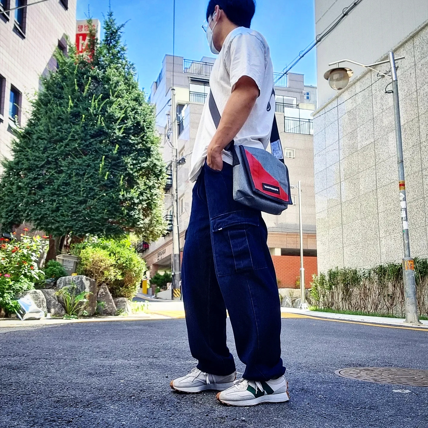 Stussy Regal Crown T-Shirt Natural, New Balance 327 Timberwolf 착용 스타일