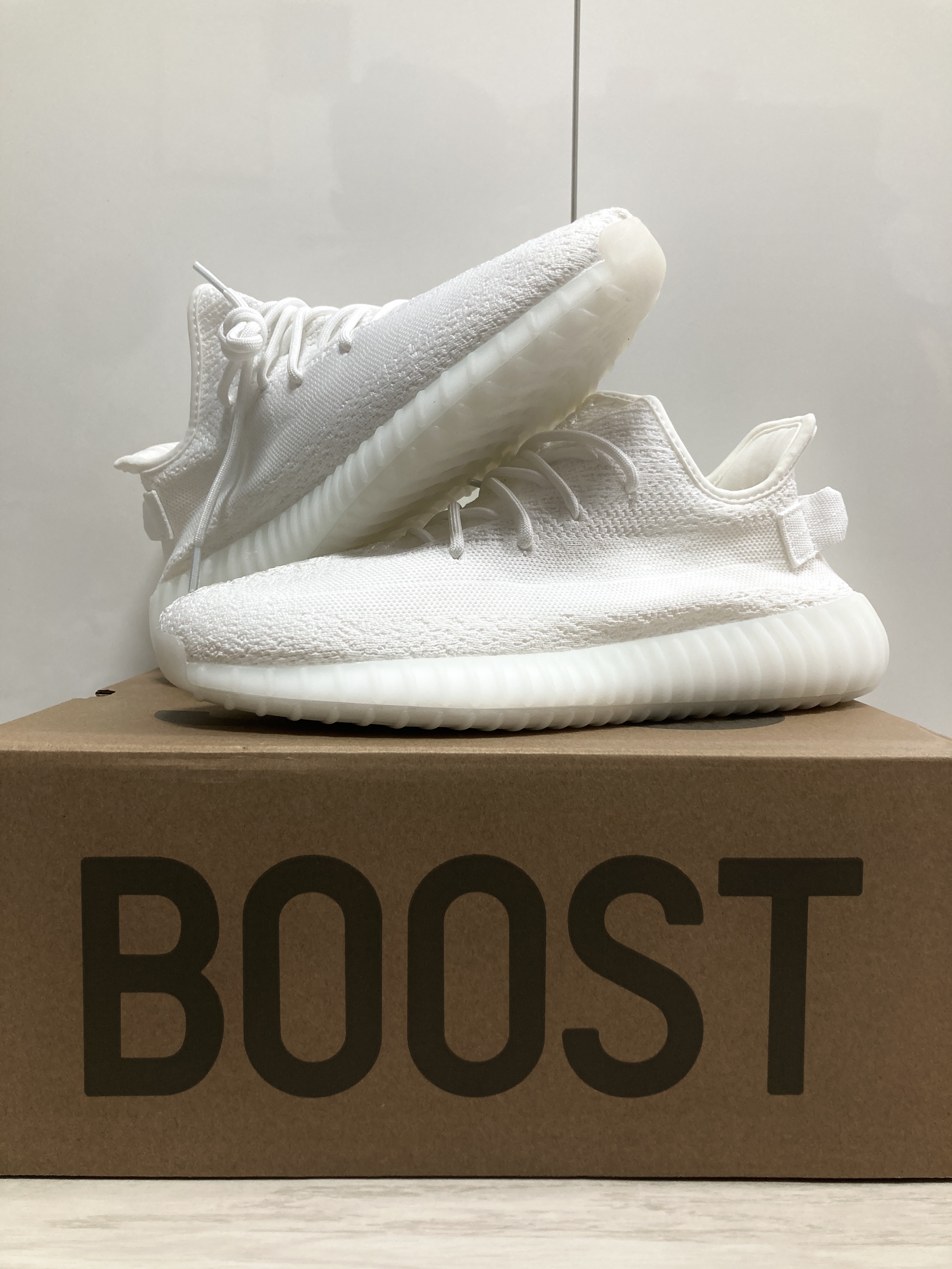 Adidas Yeezy Boost 350 V2 Cream/Triple White 착용 스타일