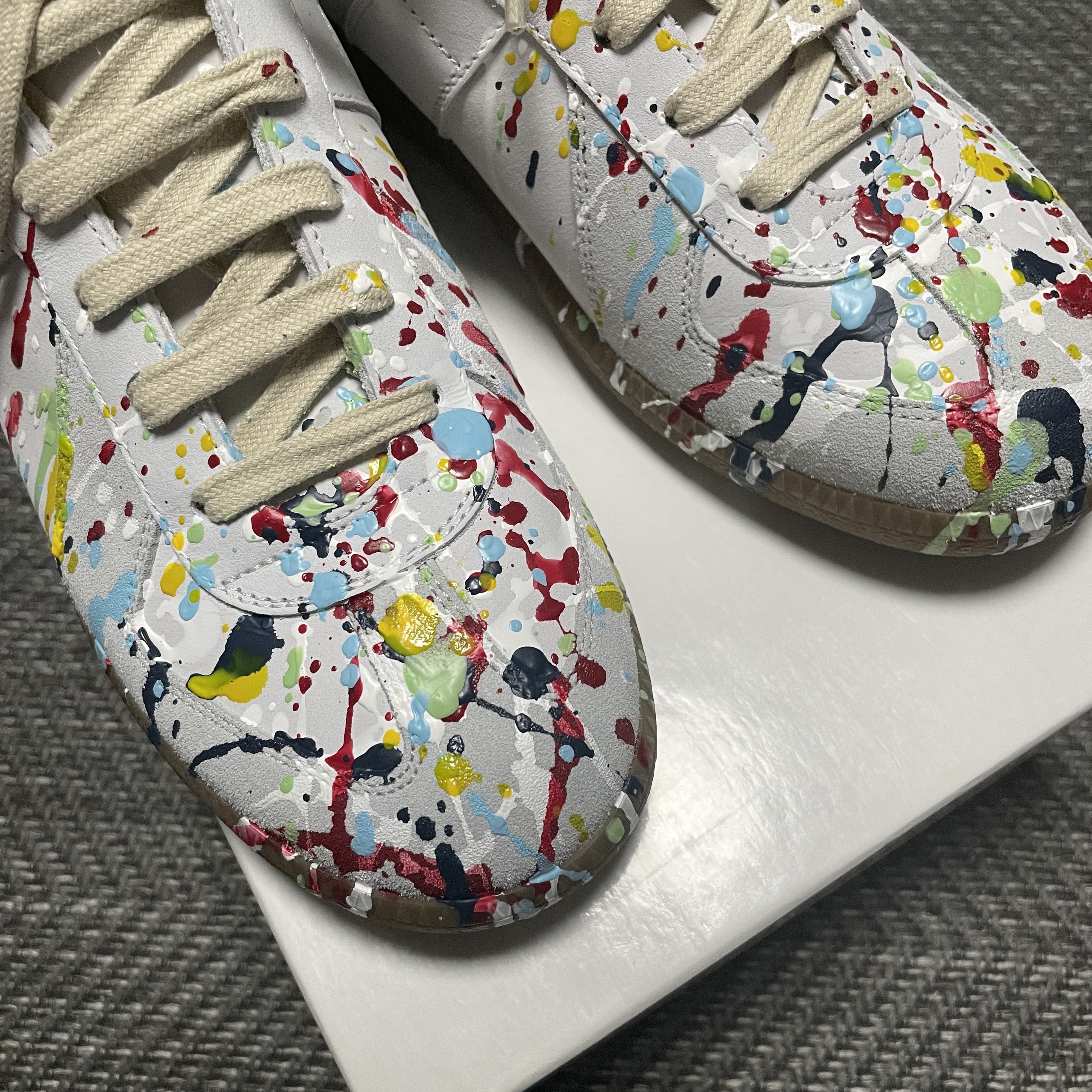 Maison Margiela Replica Paint Drop Sneakers 착용 스타일