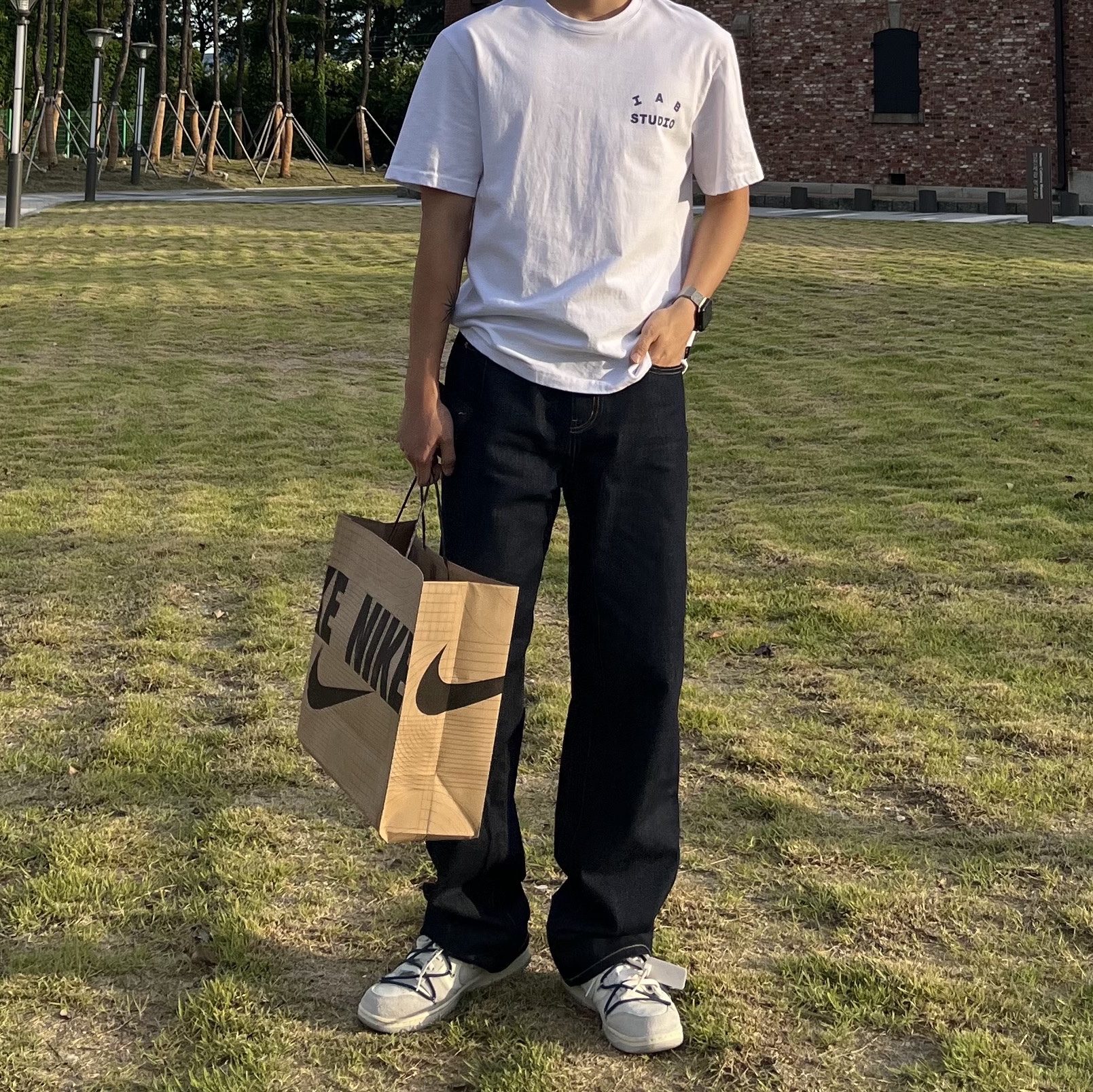 IAB Studio T-Shirt White Navy - 22FW, Nike x Off-White Dunk Low The 50 - Lot 18 착용 스타일