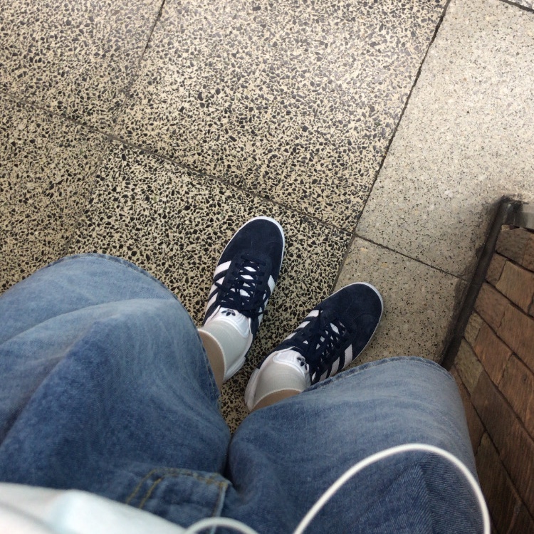 Adidas Gazelle Collegiate Navy 착용 스타일