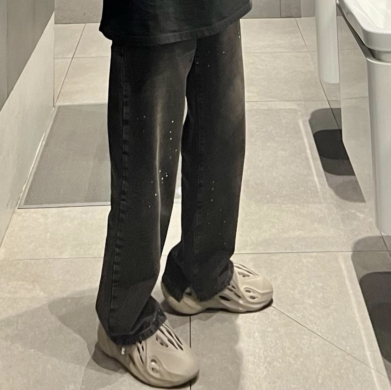 Zara x Ader Error Slit Jeans Black, Adidas Yeezy Foam RNNR Stone Sage 착용 스타일 - 2