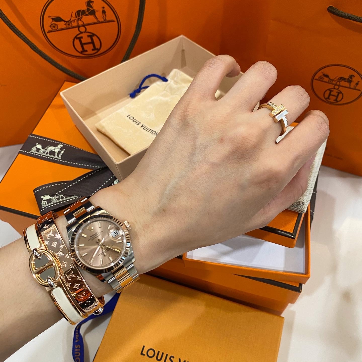 Rolex Datejust 41mm 126331 Sun Dust Oyster, (W) Hermes Mini Clic Chaine D'Ancre Bracelet Rose Gold & Creme 착용 스타일